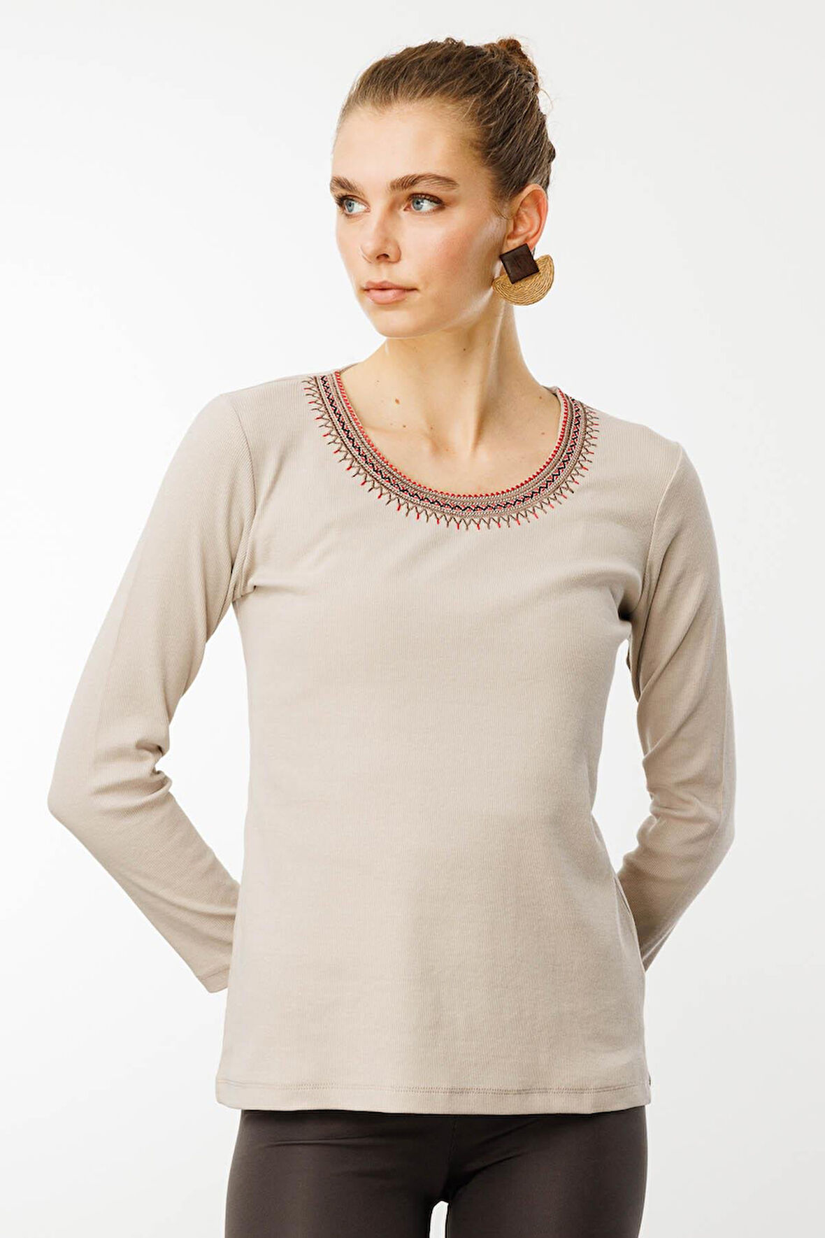 Kadın Sıfır Yaka Yakası Nakış İşlemeli Pamuklu Bluz Bej