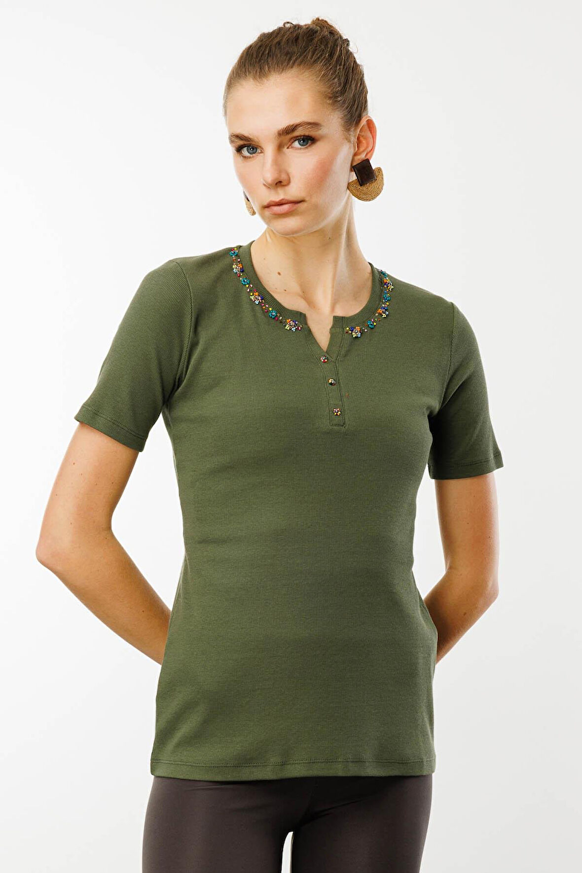 Kadın Açma Yaka Boncuk İşlemeli T-Shirt Haki