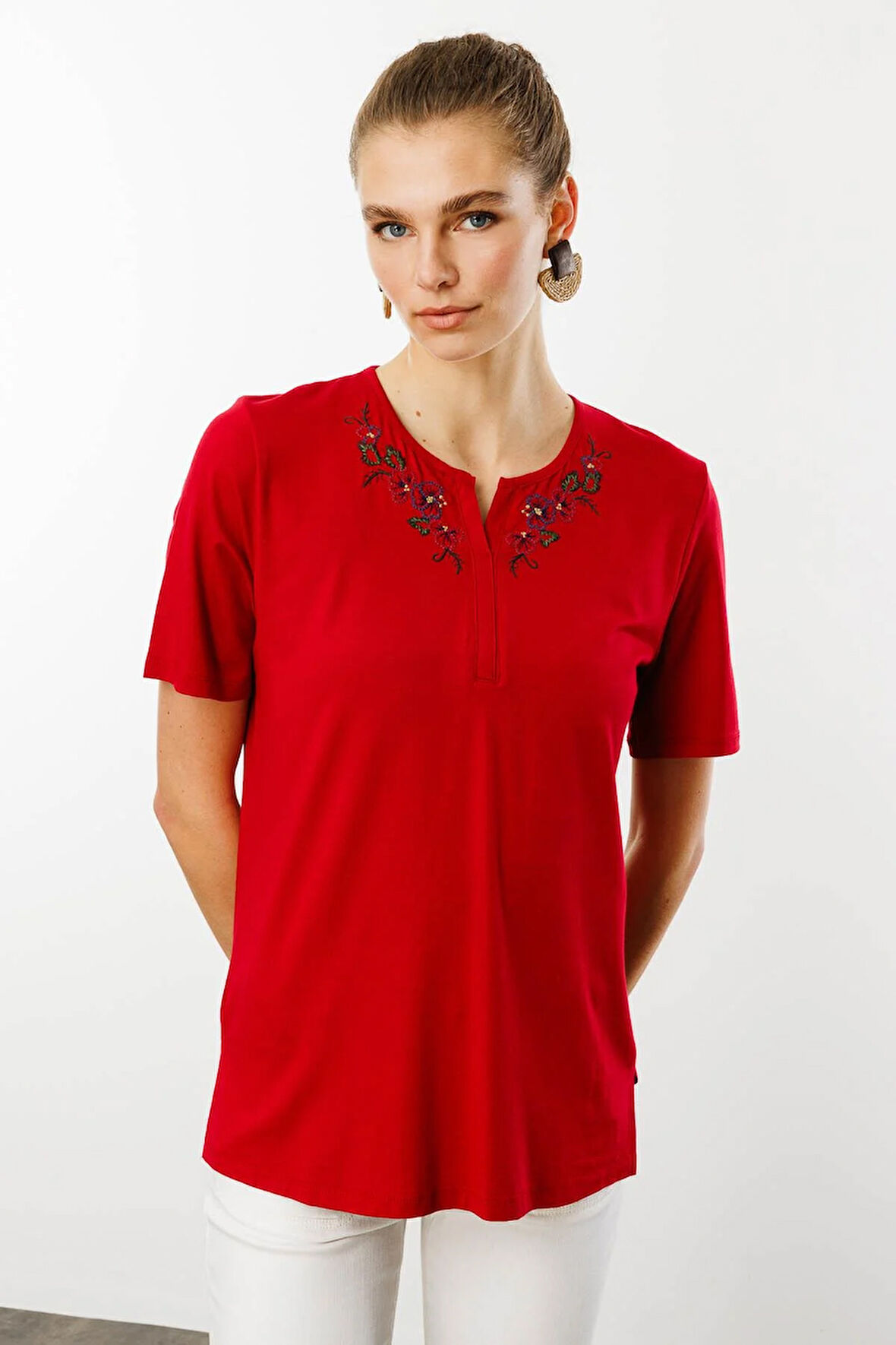 Kadın Açma Yaka Nakış İşlemeli Penye T-shirt Kırmızı