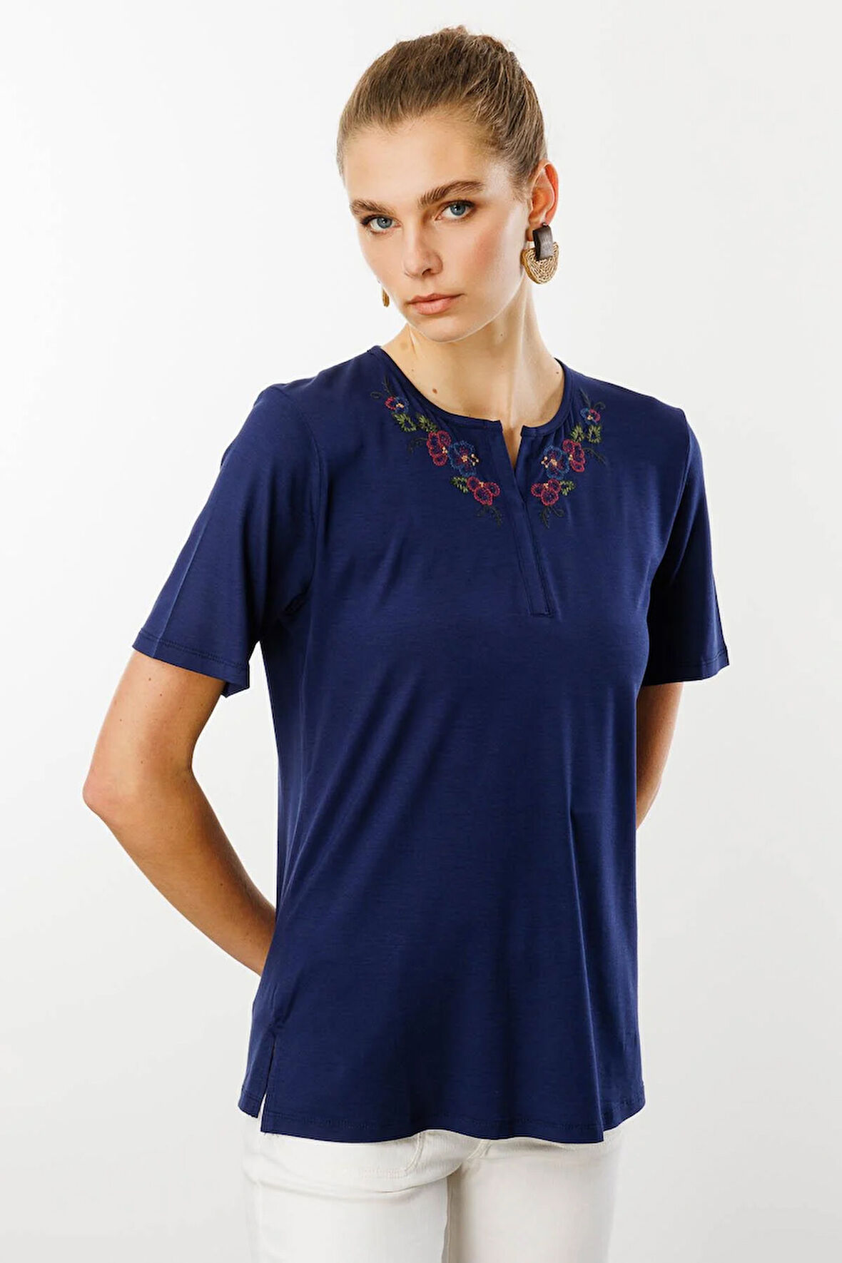 Kadın Açma Yaka Nakış İşlemeli Penye T-shirt Lacivert