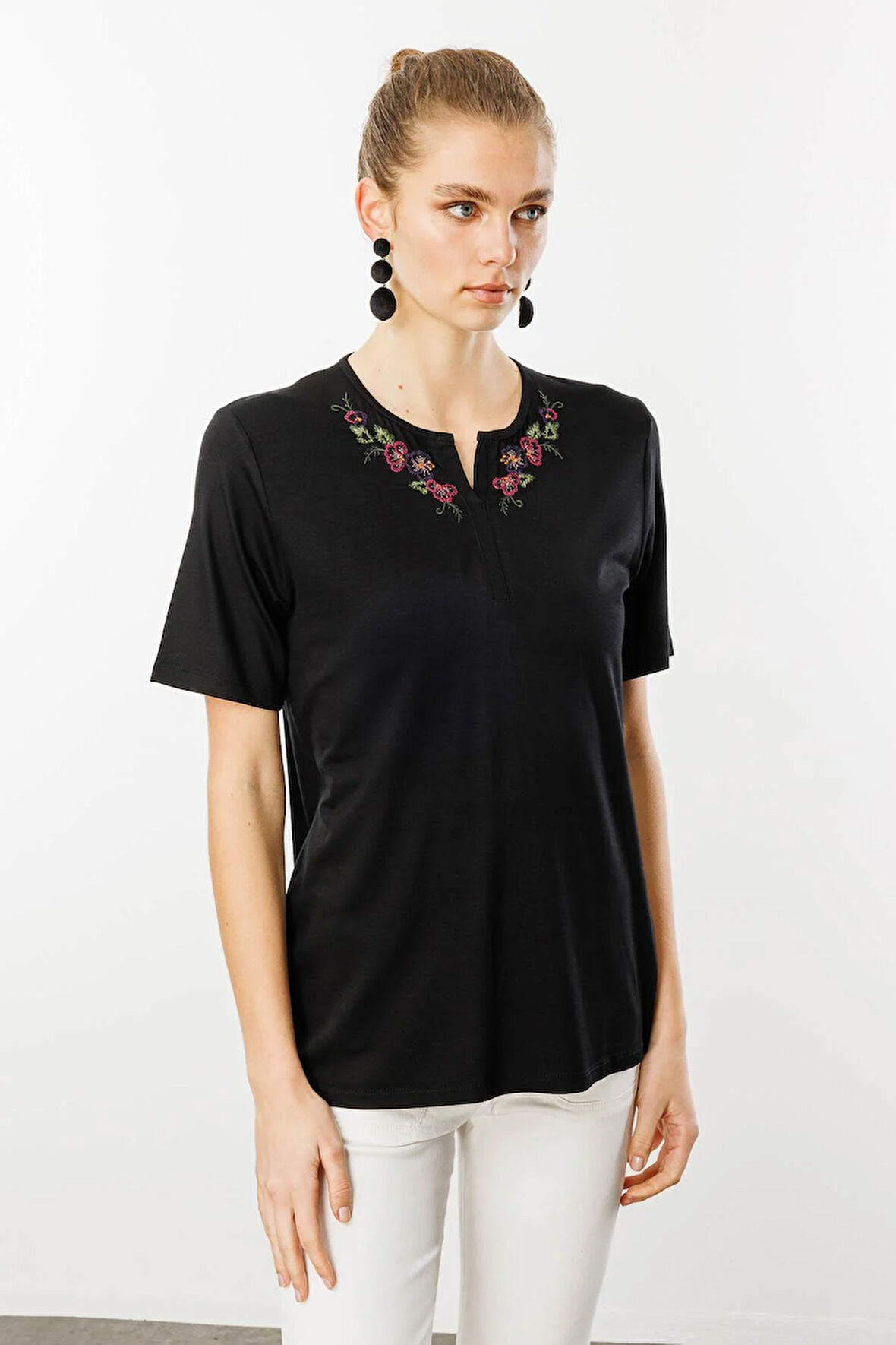 Kadın Açma Yaka Nakış İşlemeli Penye T-shirt Siyah