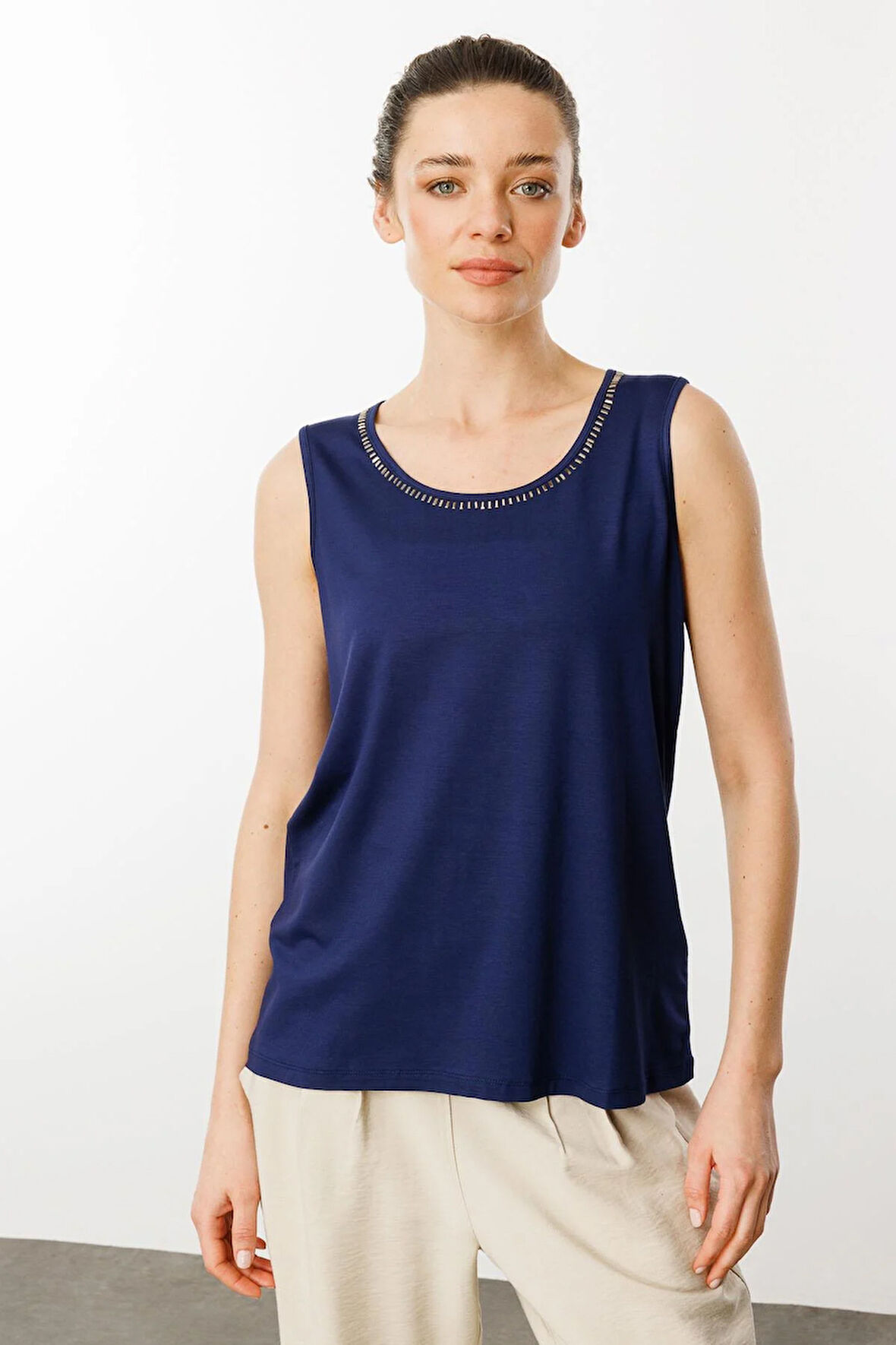 Kadın Sıfır Yaka Yakası Taşlı Askılı T-shirt Lacivert