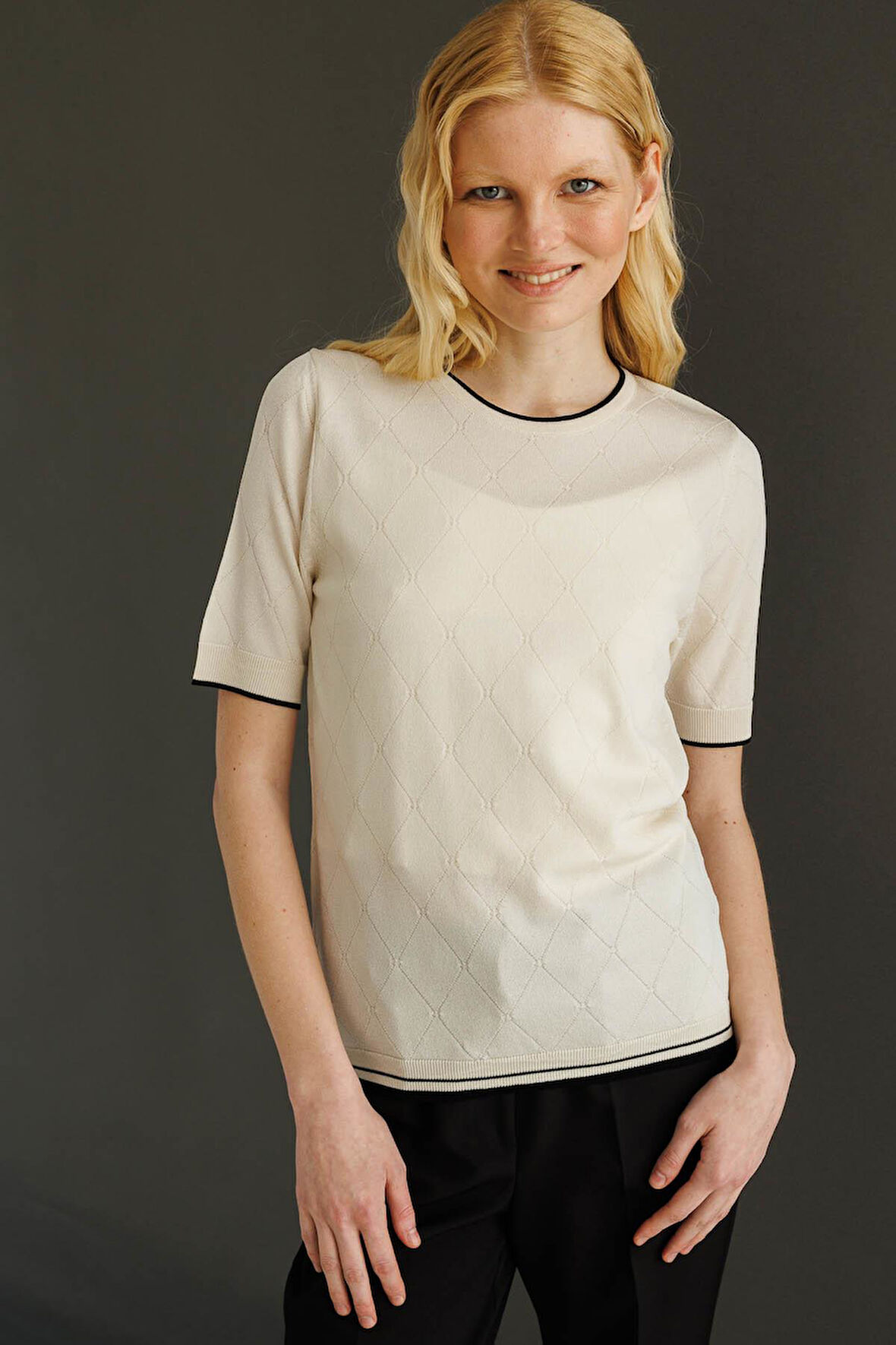 Kadın Sıfır Yaka Baklava Desenli Yazlık Triko Bluz Krem