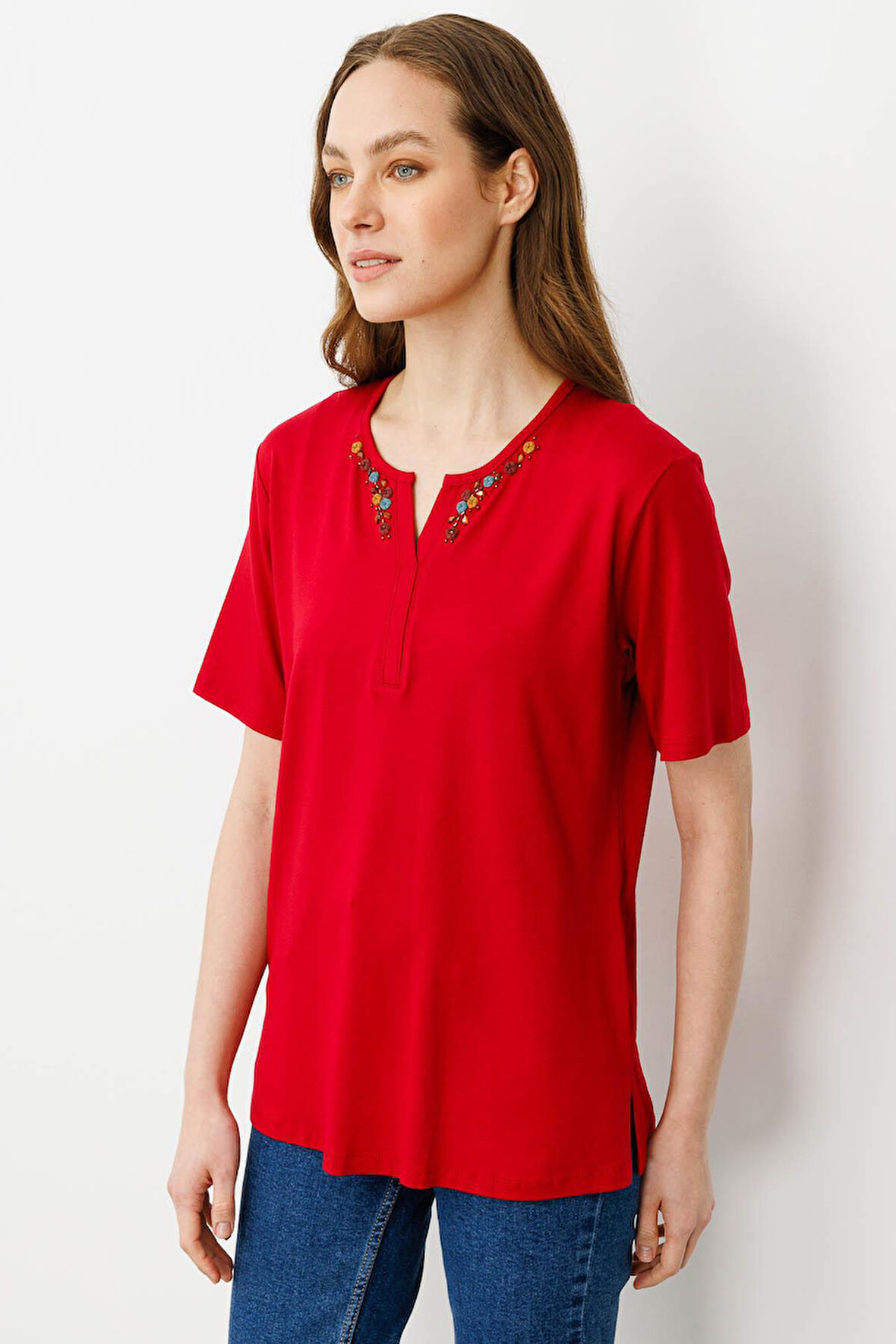 Kadın Açma Yaka Nakış İşlemeli T-shirt Kırmızı