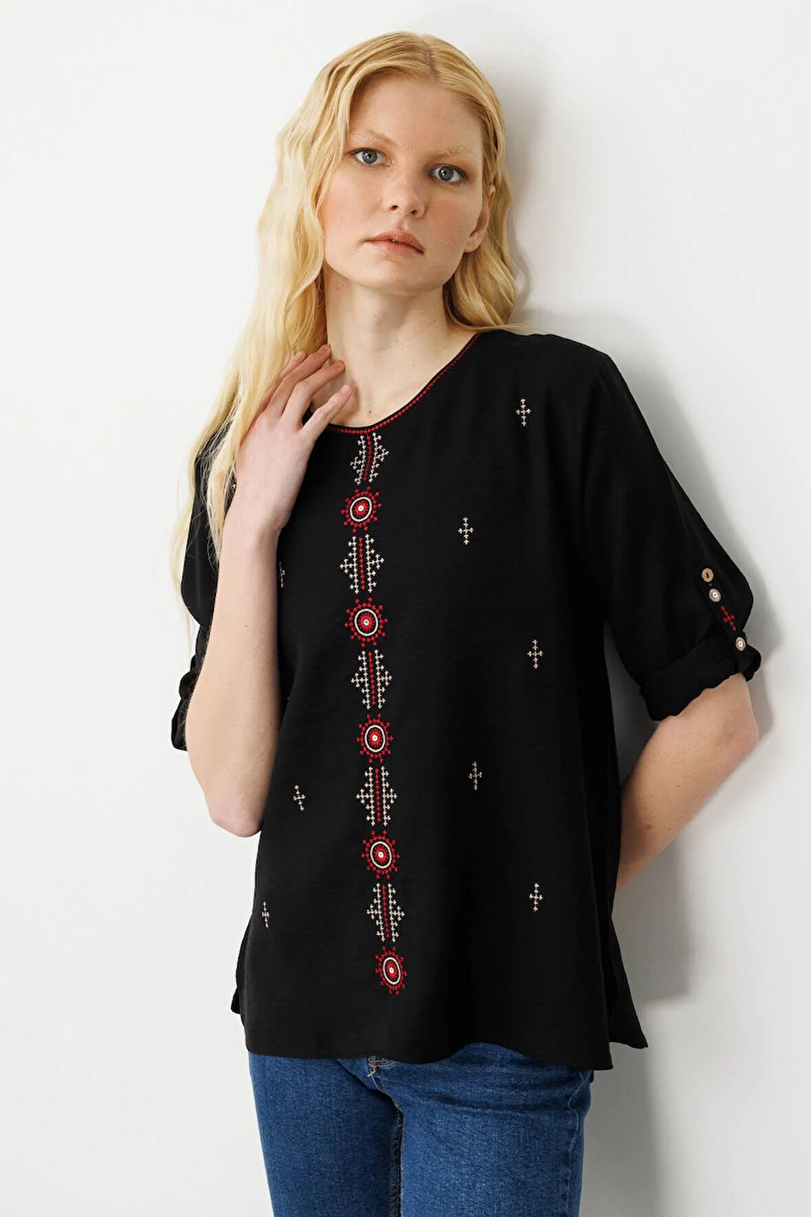 Kadın Sıfır Yaka Önü Nakışlı Bluz Siyah