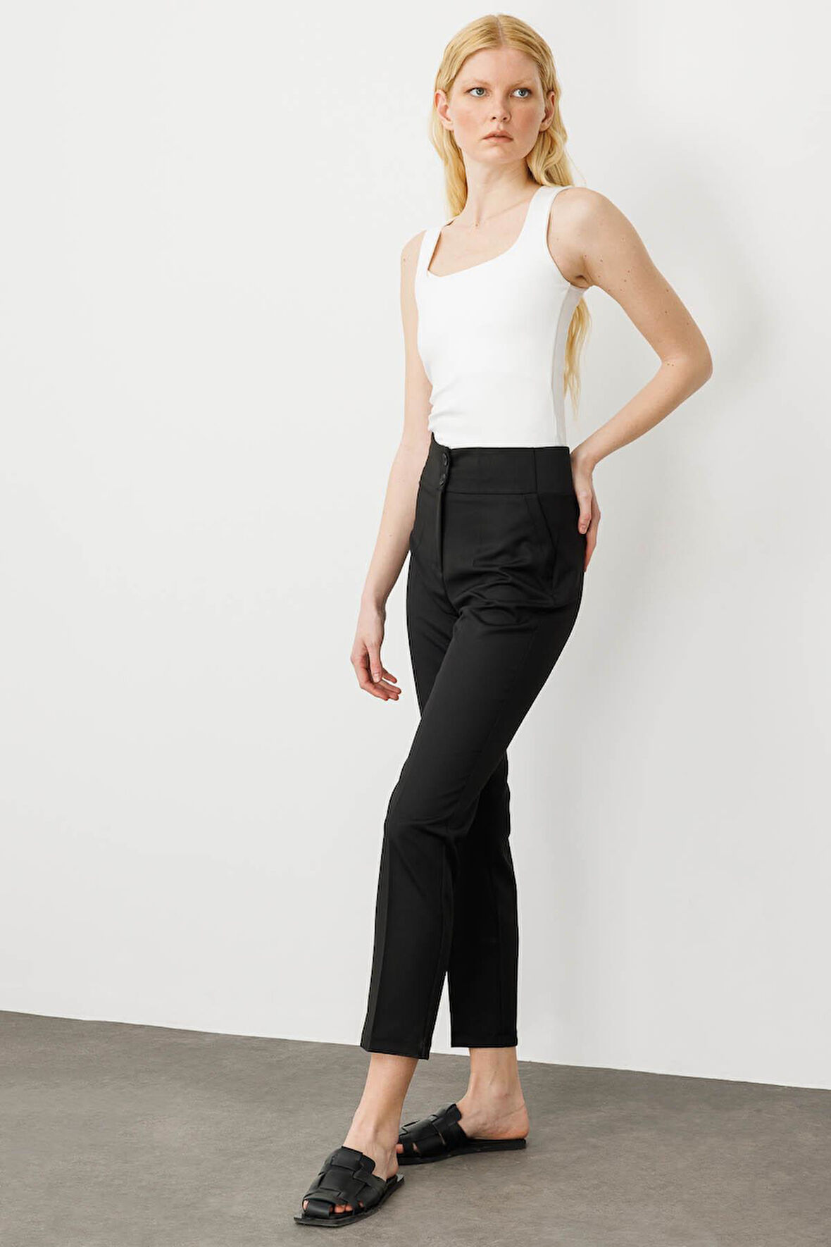 Kadın Kemer Yanı Lastikli Bilek Boy Yazlık Kumaş Pantolon Siyah