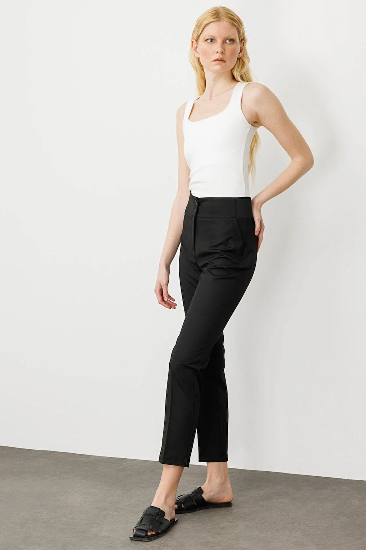 Kadın Kemer Yanı Lastikli Bilek Boy Yazlık Kumaş Pantolon Siyah