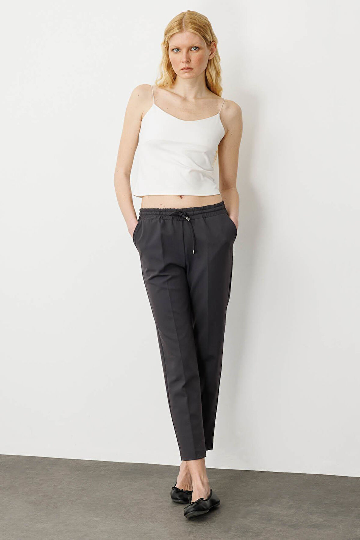 Kadın Beli Bağcıklı ve Lastikli Kumaş Pantolon Füme