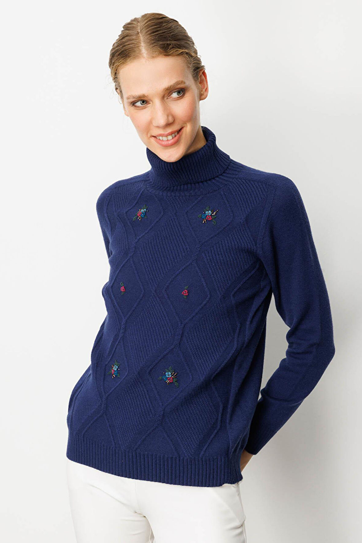 Kadın Tam Balıkçı Yaka Önü Baklavalı Nakış İşlemeli Kazak Lacivert