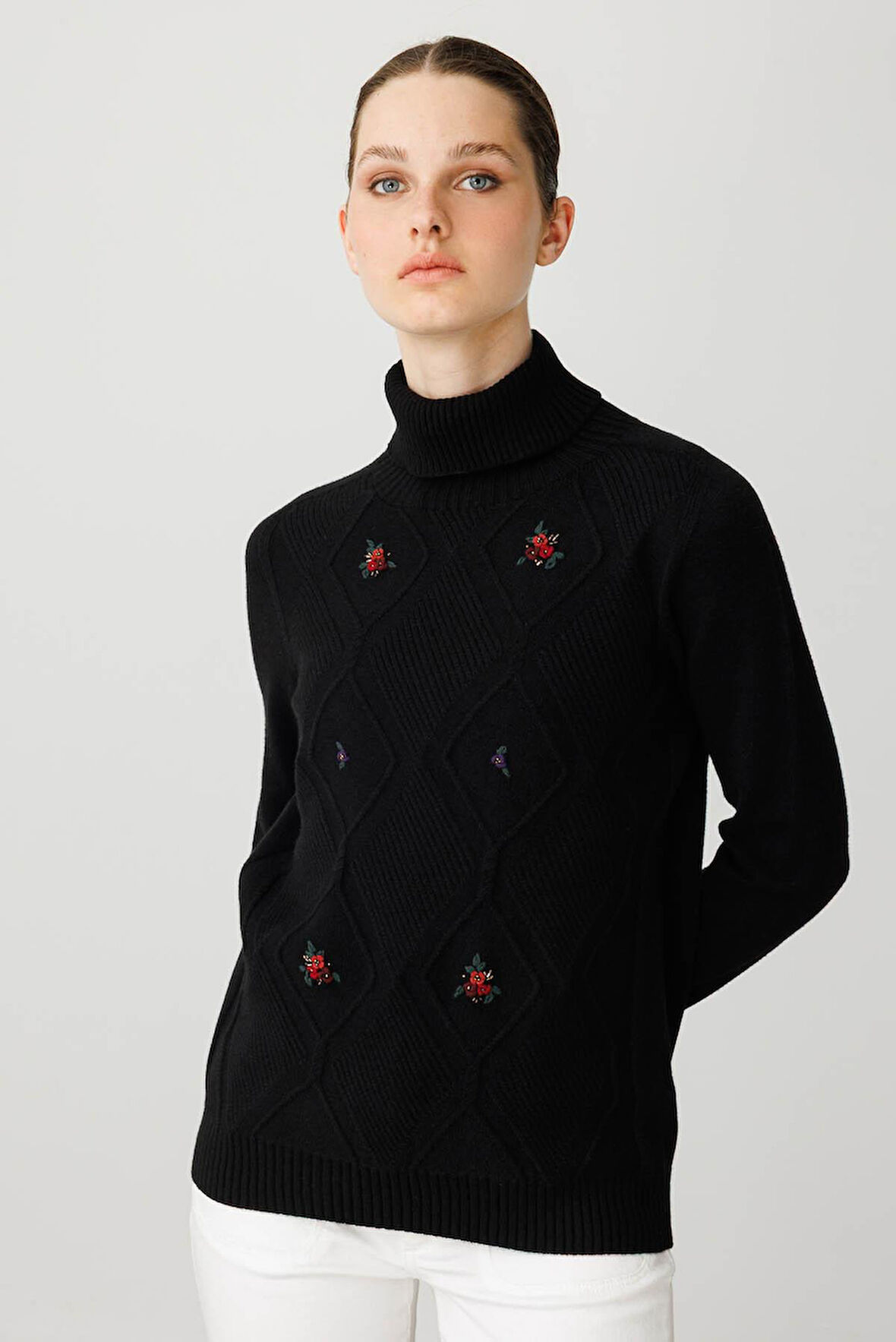 Kadın Tam Balıkçı Yaka Önü Baklavalı Nakış İşlemeli Kazak Siyah