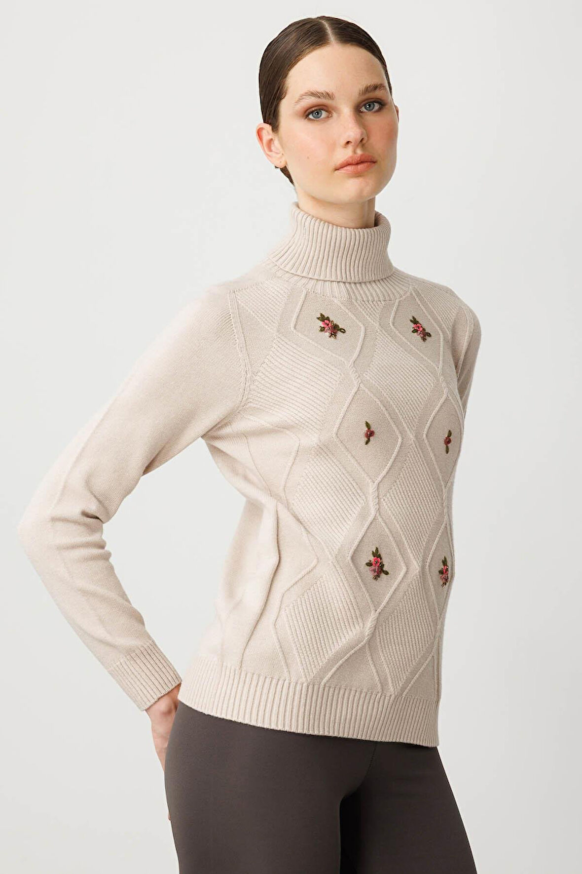 Kadın Tam Balıkçı Yaka Önü Baklavalı Nakış İşlemeli Kazak Bej