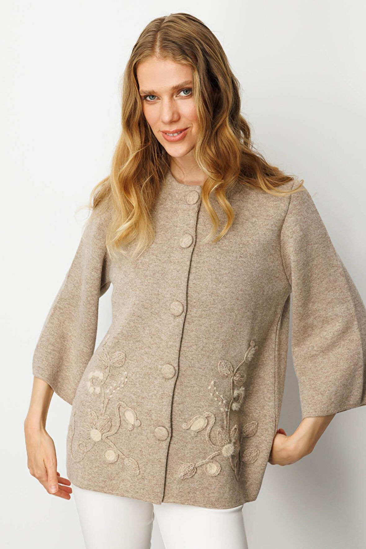 Kadın Dik Yaka Çiçek Desenli Kısa Yün Ceket K.Bej