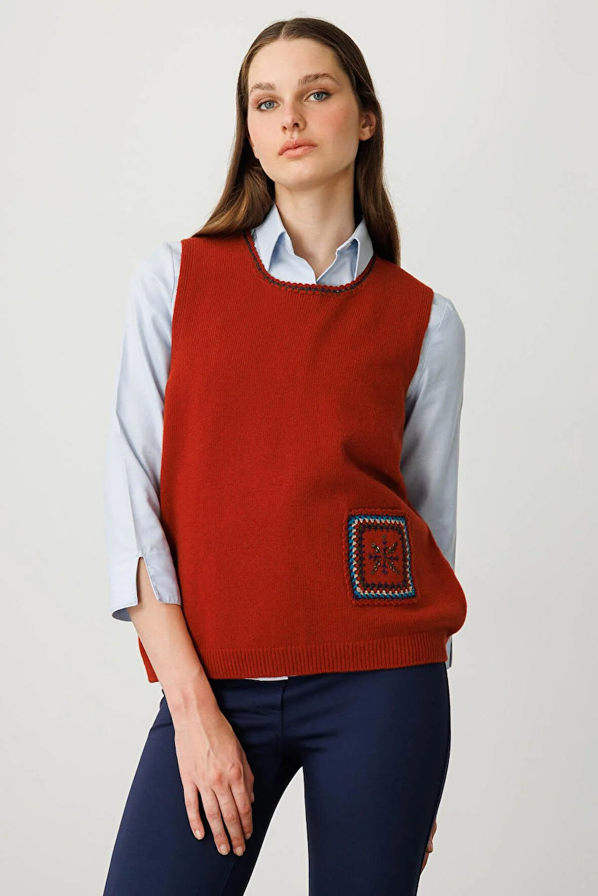 Kadın Sıfır Yaka Cebi ve Yakası Renkli Tığlamalı Yün Süveter K.Kiremit