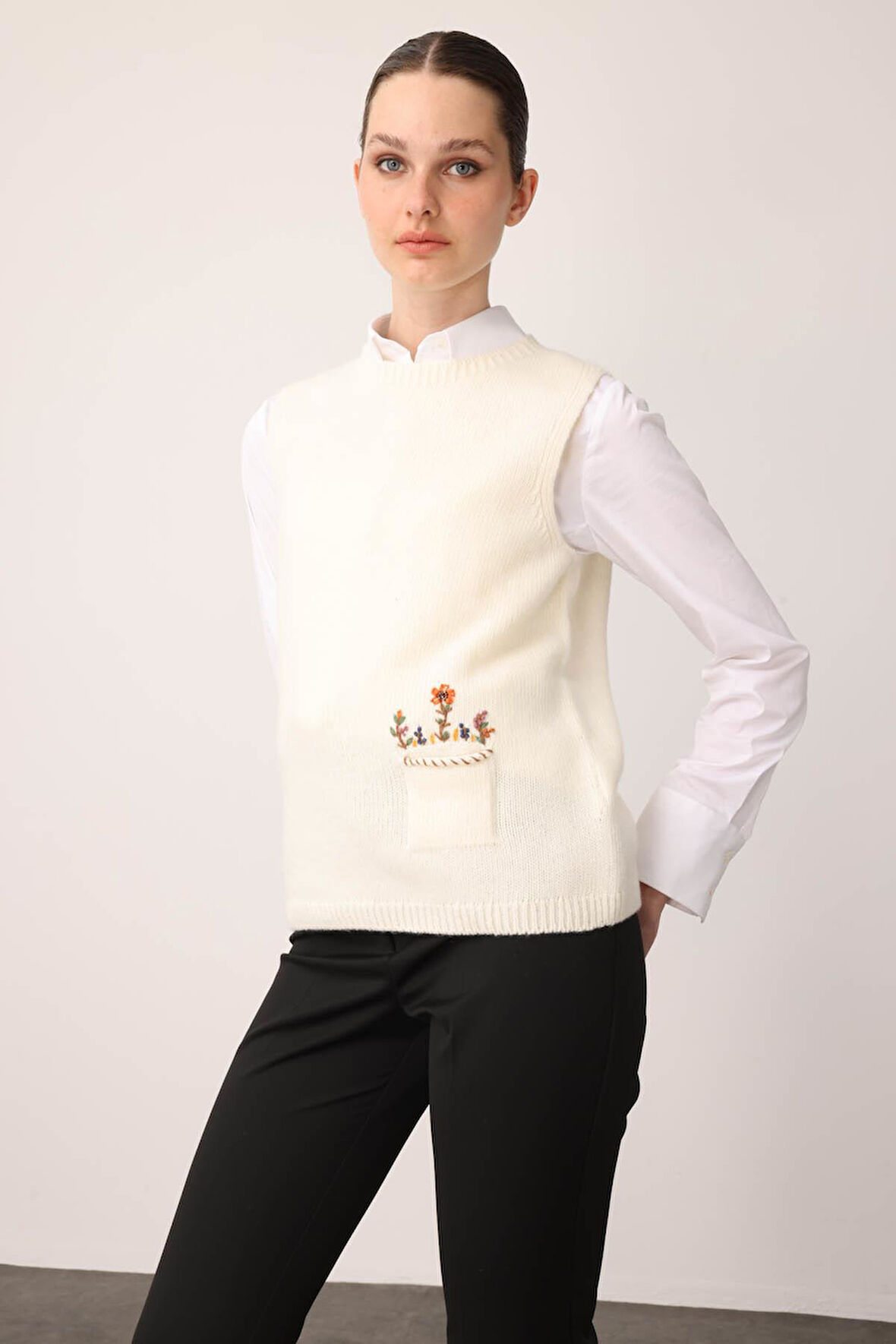 Kadın Sıfır Yaka Cep Üstü Çiçek Nakışlı Yün Süveter Kemik