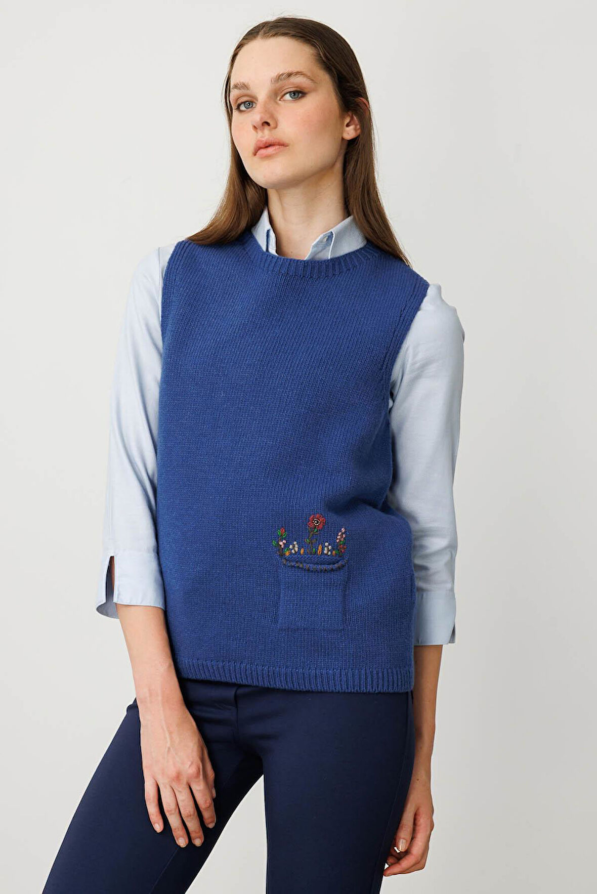 Kadın Sıfır Yaka Cep Üstü Çiçek Nakışlı Yün Süveter Mavi