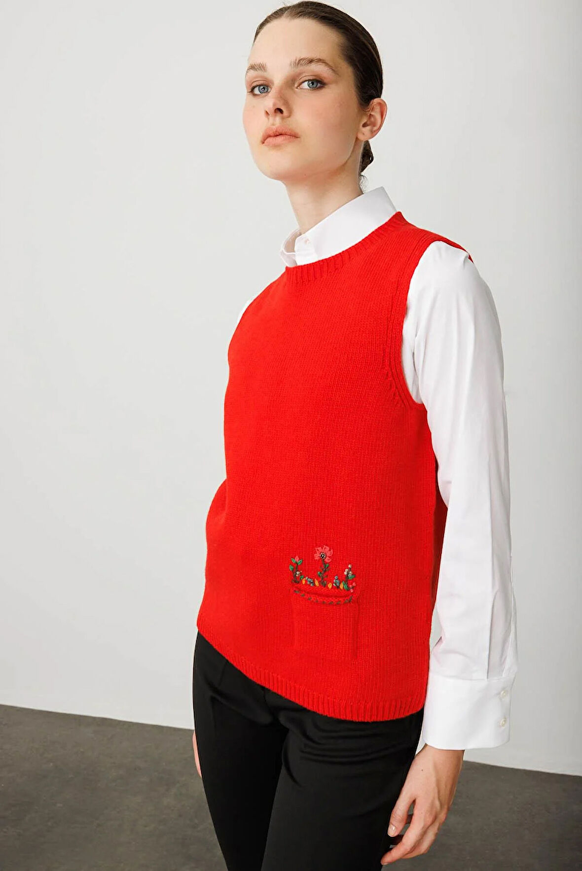 Kadın Sıfır Yaka Cep Üstü Çiçek Nakışlı Yün Süveter Mercan