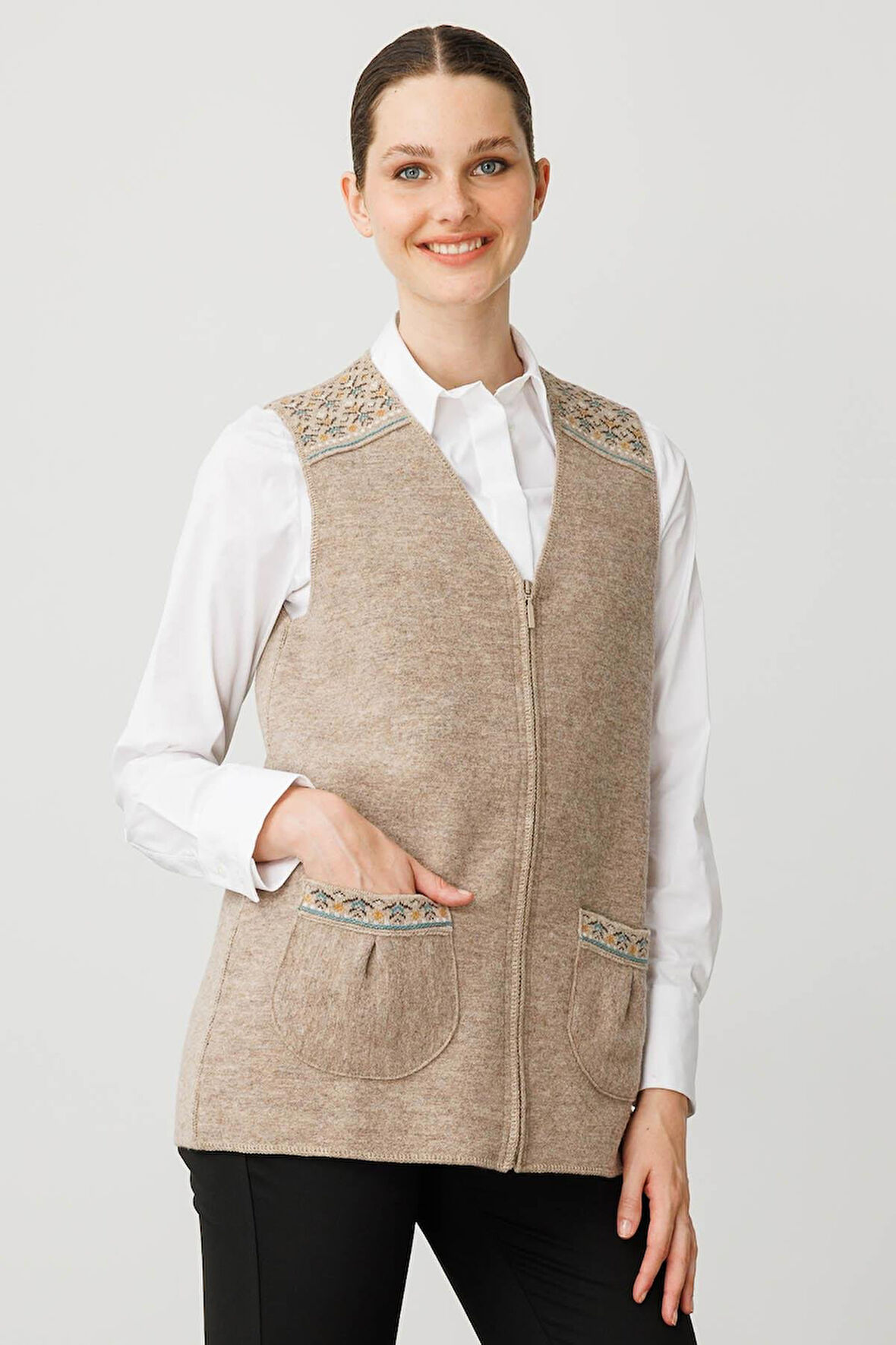 Kadın V Yaka Önü Keçe Fermuarlı Kısa Yün Yelek K.Bej