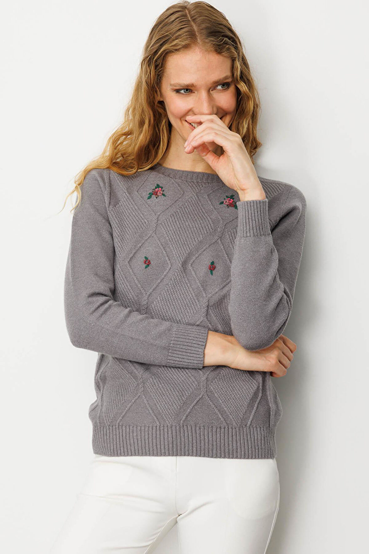 Kadın Sıfır Yaka Önü Baklavalı Nakış İşlemeli Kazak Füme