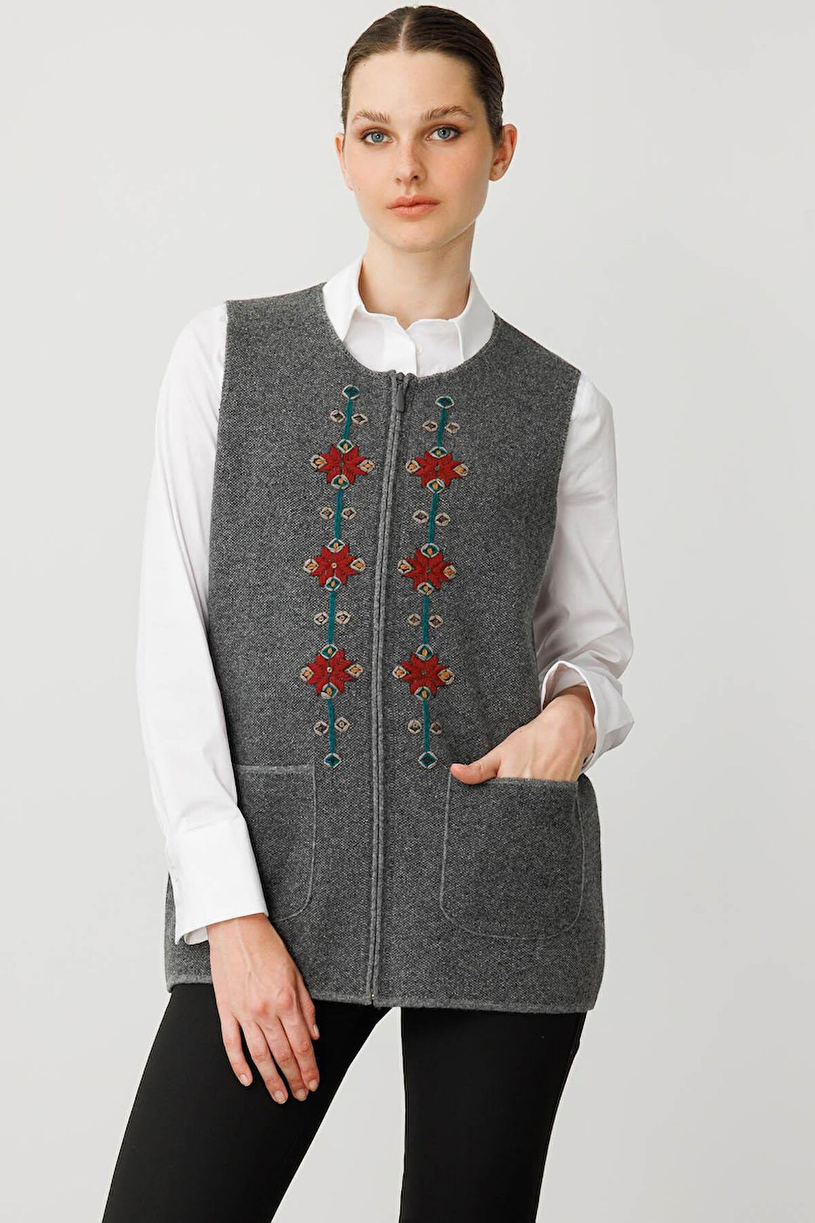 Kadın Sıfır Yaka Önü Nakış İşlemeli Yün Yelek Füme
