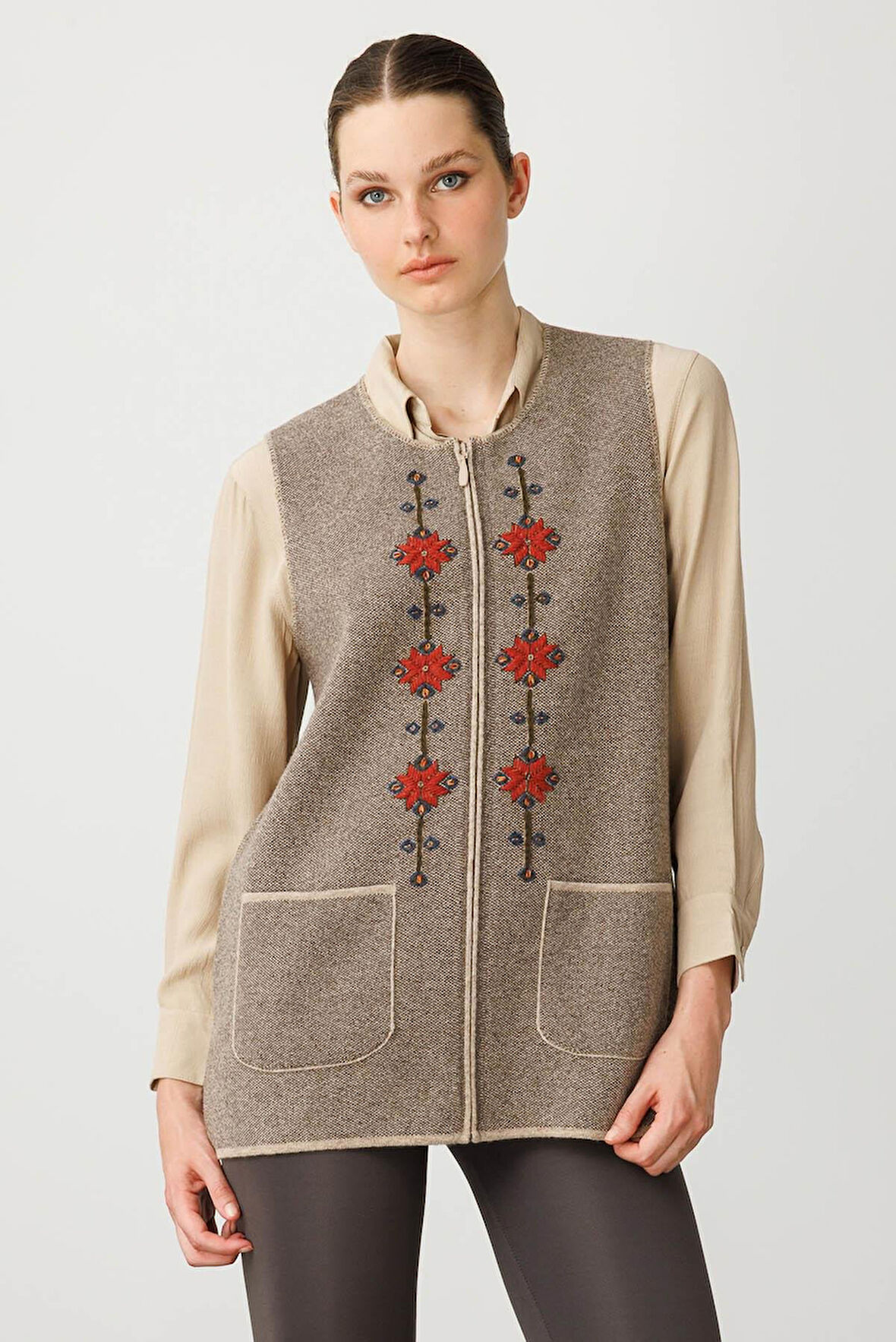 Kadın Sıfır Yaka Önü Nakış İşlemeli Yün Yelek K.Bej