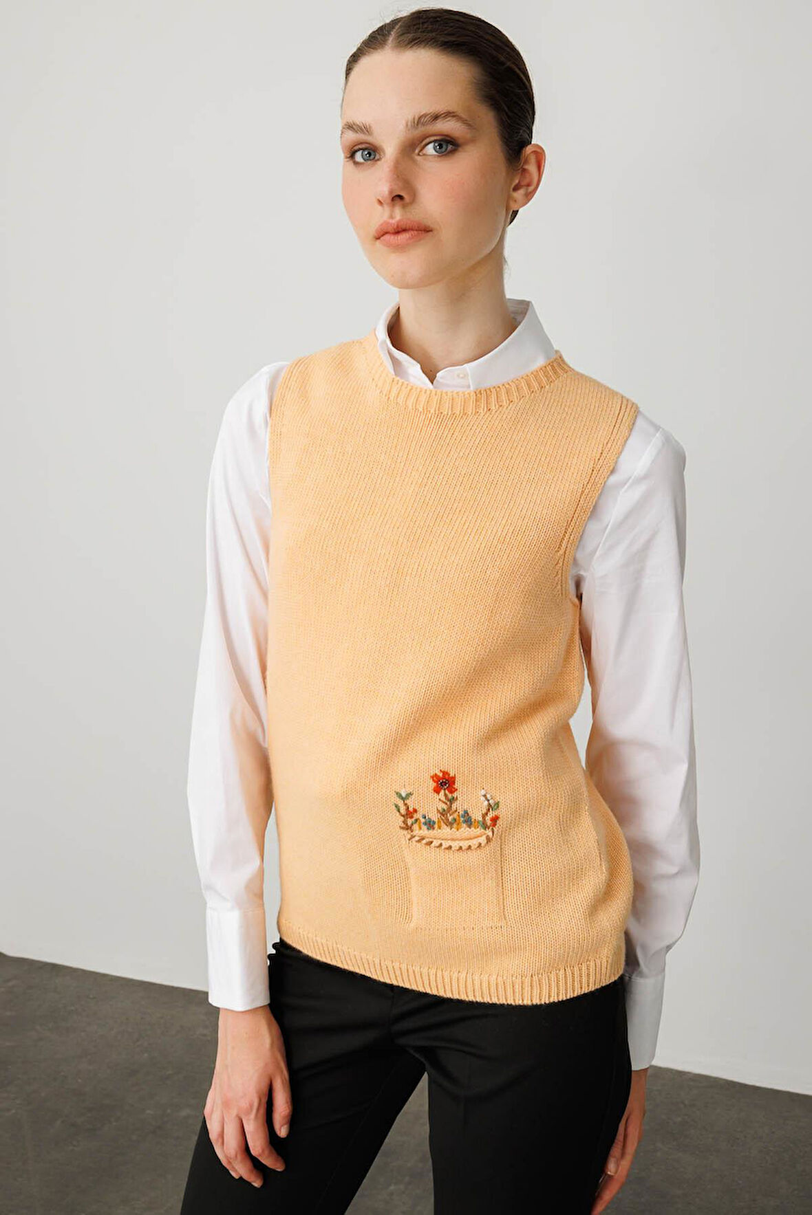 Kadın Sıfır Yaka Cep Üstü Nakış İşlemeli Süveter Somon