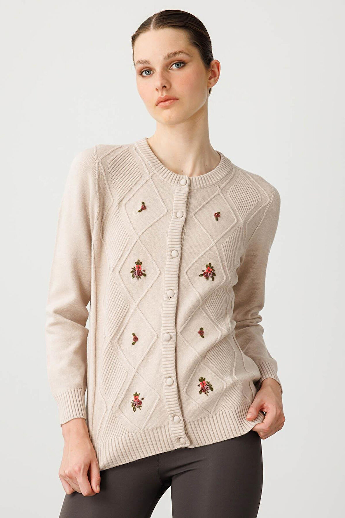 Kadın Sıfır Yaka Önü Baklavalı Nakış İşlemeli Hırka Bej