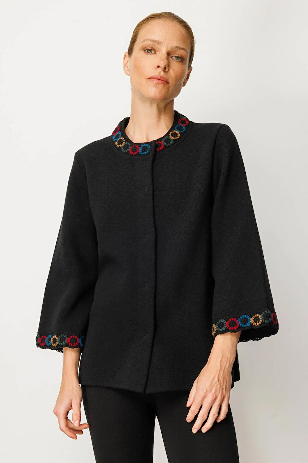 Kadın Yakası ve Kol Ağzı Tığlamalı Kısa Yün Ceket Siyah