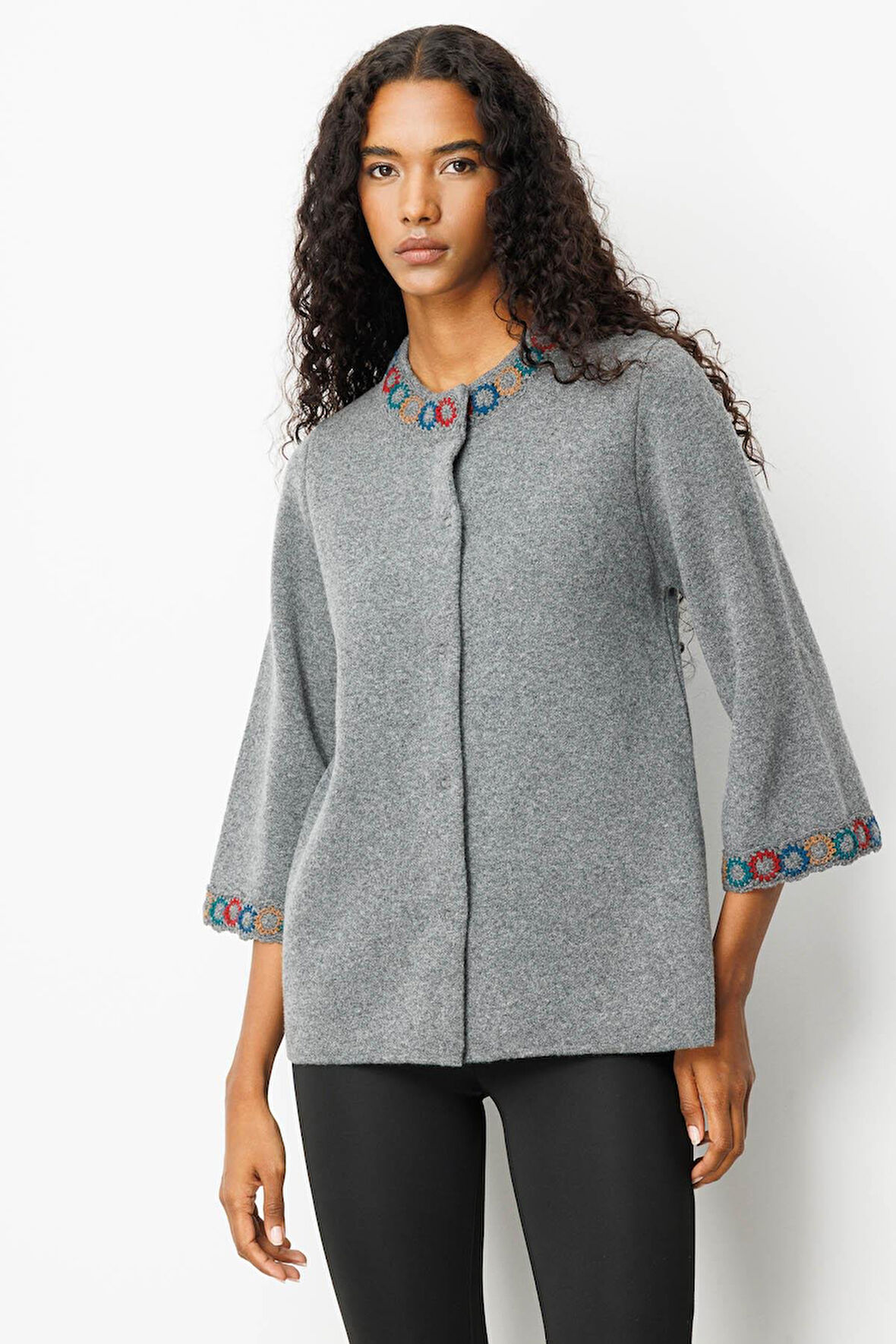 Kadın Yakası ve Kol Ağzı Tığlamalı Kısa Yün Ceket Füme