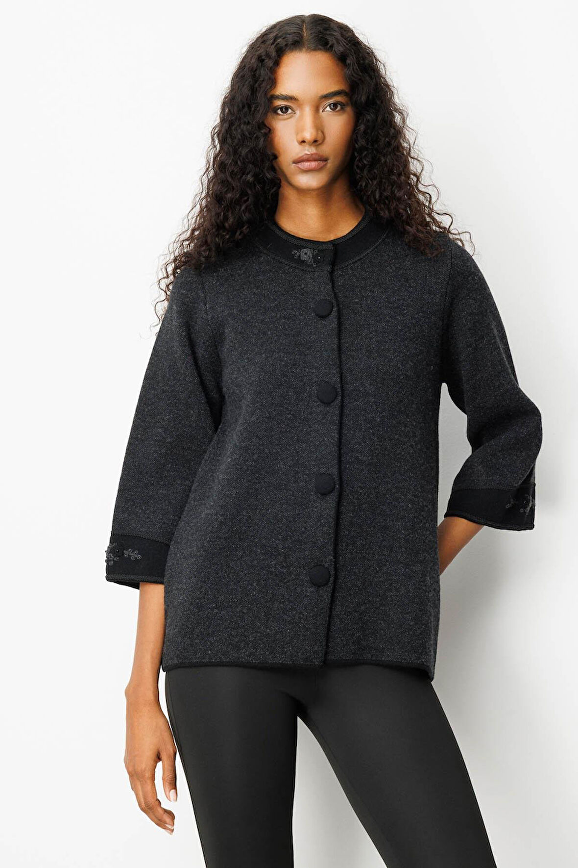 Kadın Dik Yaka Kolu ve Yakası Nakışlı Yün Ceket Siyah