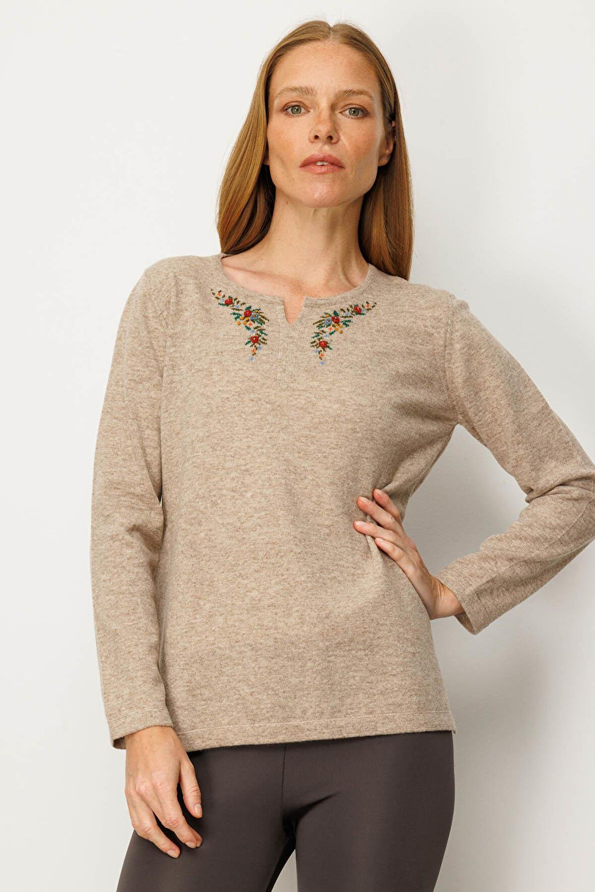 Kadın Sıfır Yaka Yaka Kenarı İşlemeli Yün Bluz K.Bej