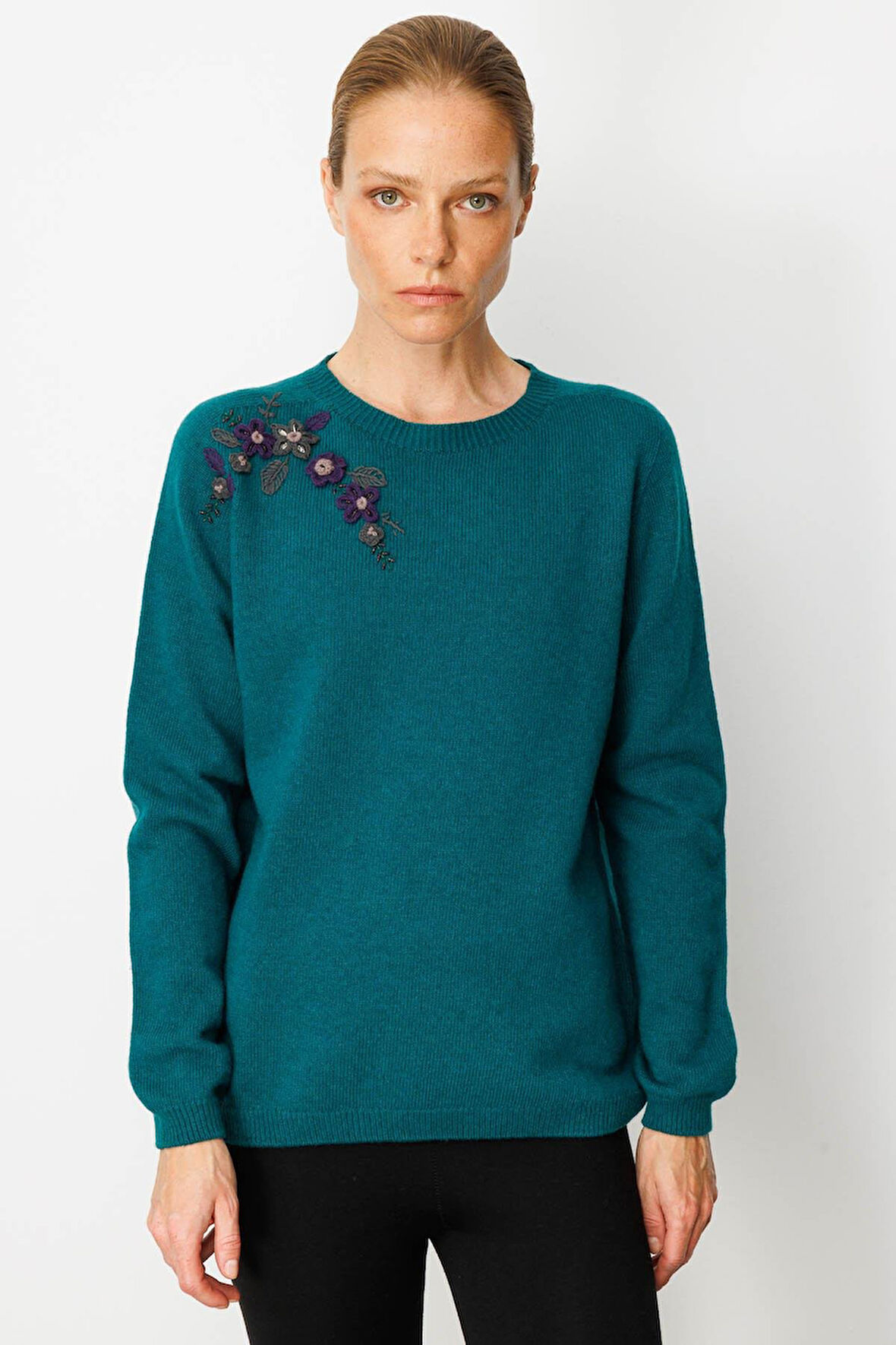 Kadın Sıfır Yaka Omuzu İşlemeli Yün Kazak K.Ö.başı