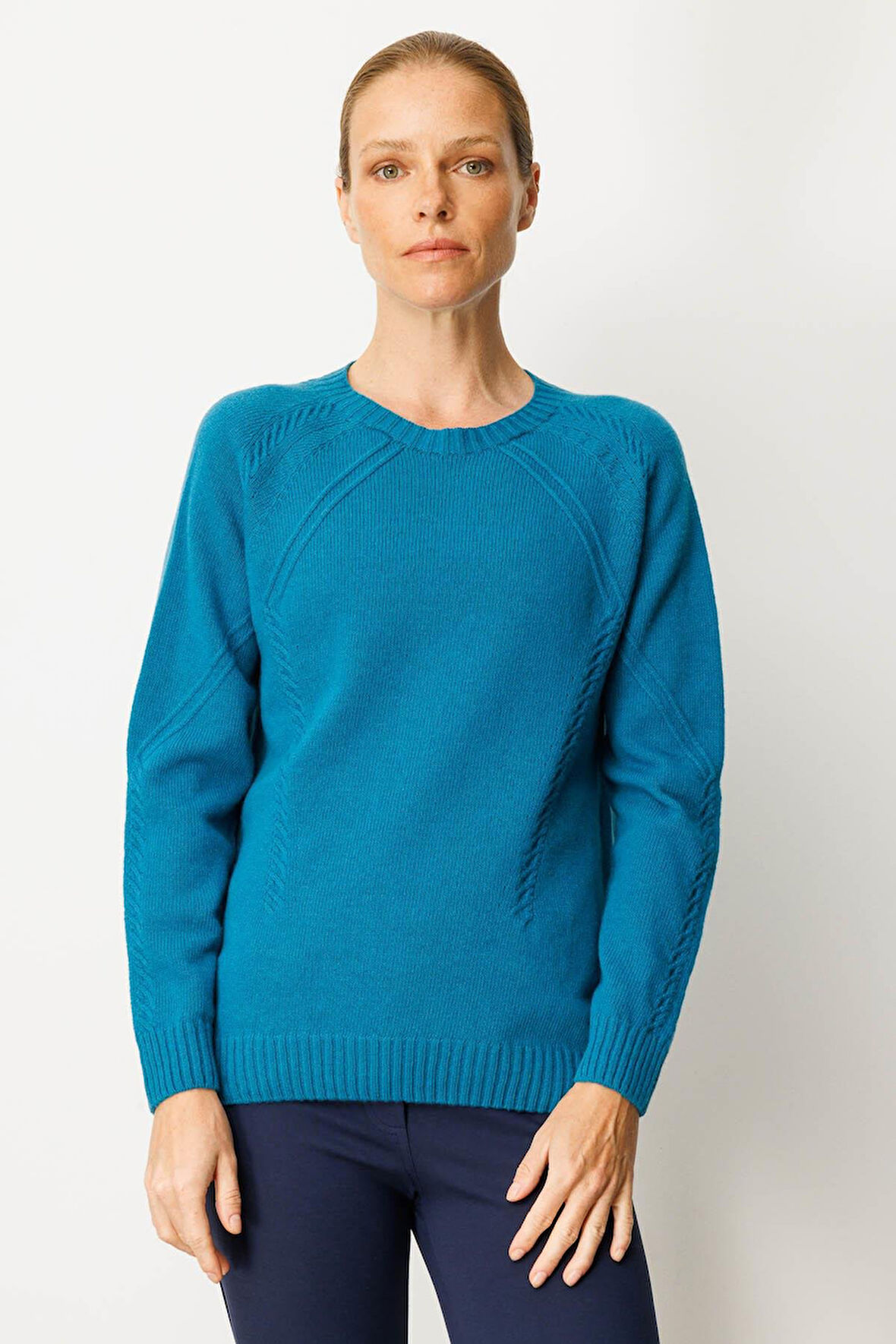 Kadın Sıfır Yaka Önü ve Kol Ortası Saç Örgü Yün Kazak A.Petrol