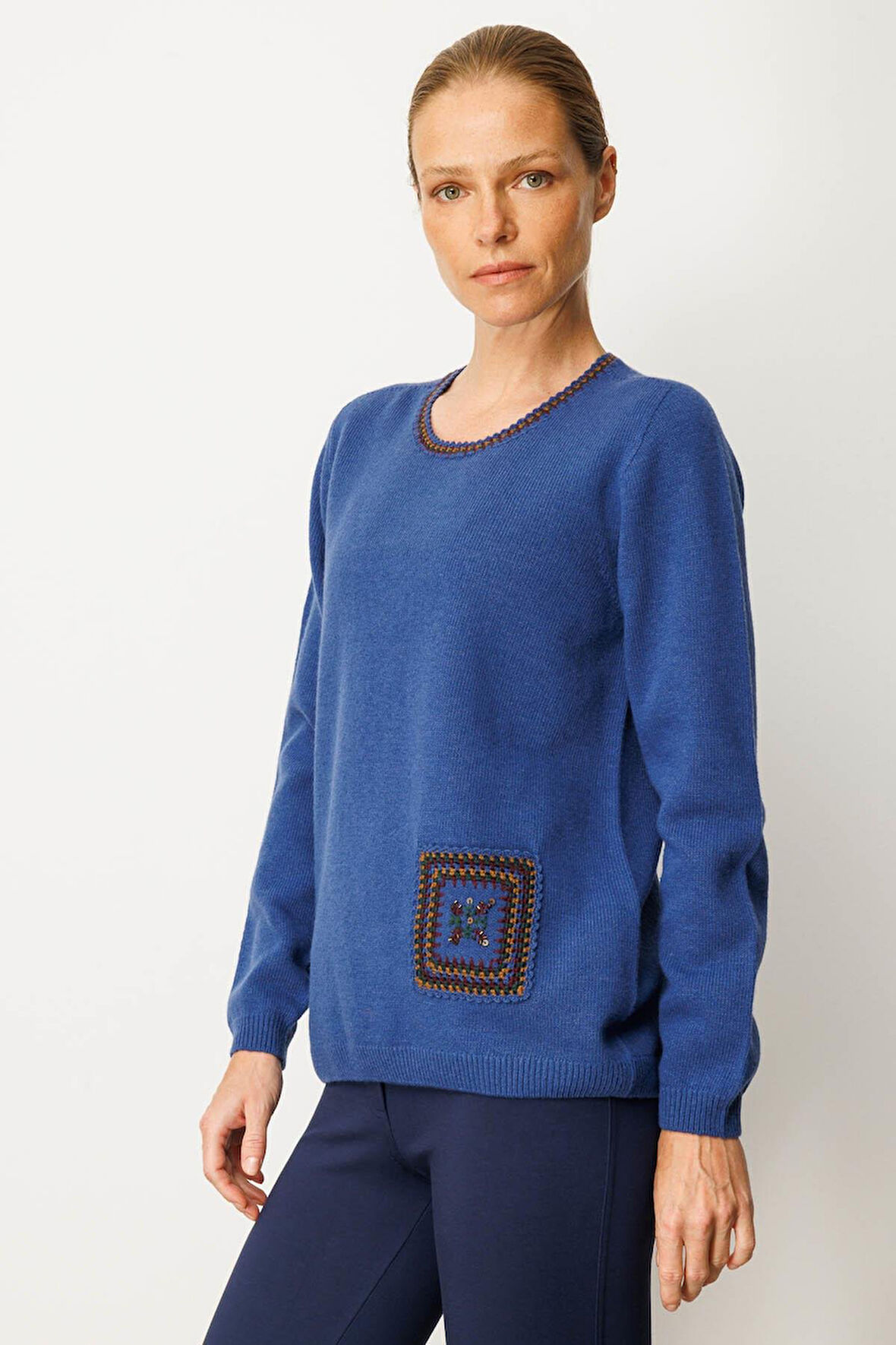 Kadın Sıfır Yaka Cebi ve Yakası Tığlamalı Yün Kazak Mavi