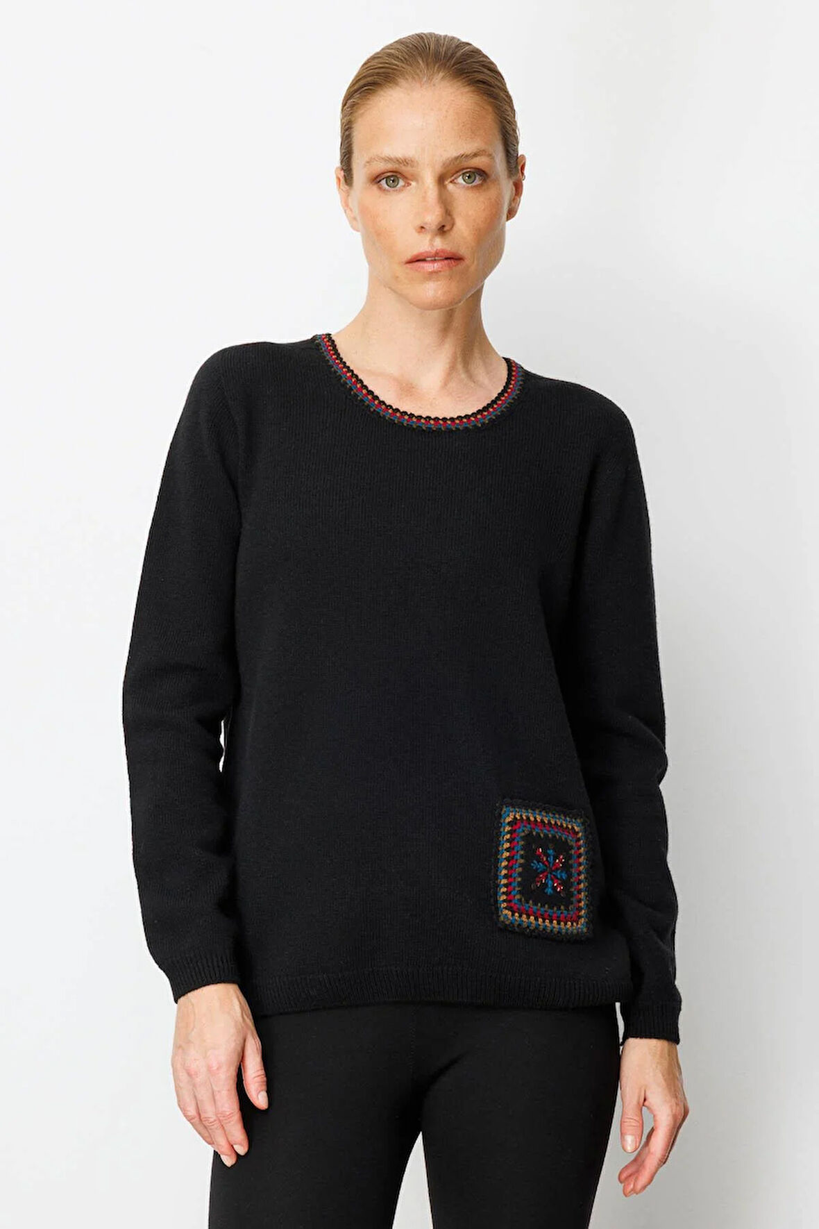 Kadın Sıfır Yaka Cebi ve Yakası Tığlamalı Yün Kazak Siyah