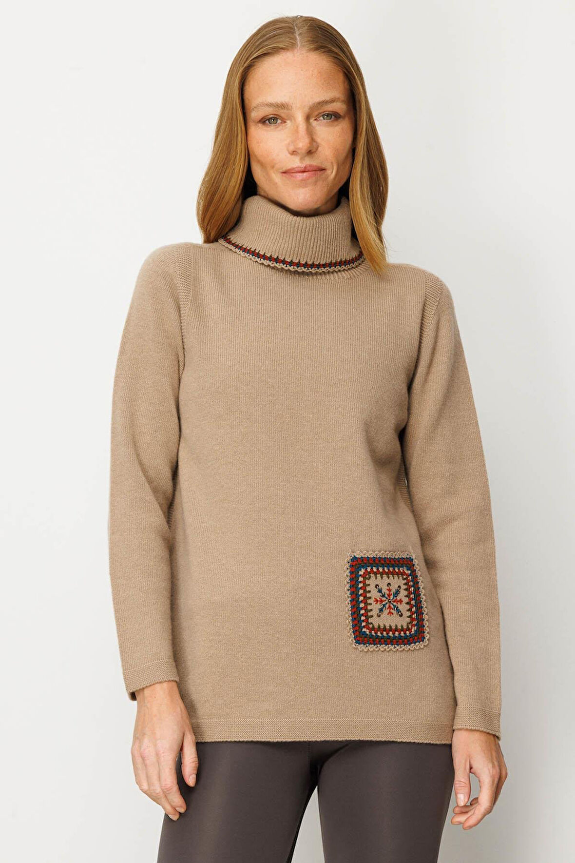 Kadın Degaje Yaka Cebi ve Yakası Tığlamalı Yün Kazak Bej