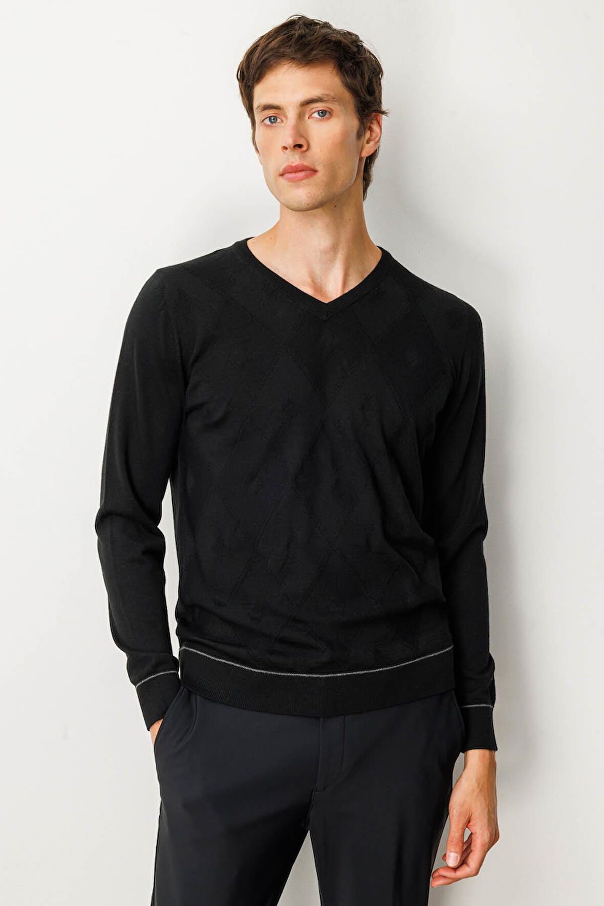 Erkek V Yaka Çizgili Baklavalı Yün Kazak Siyah