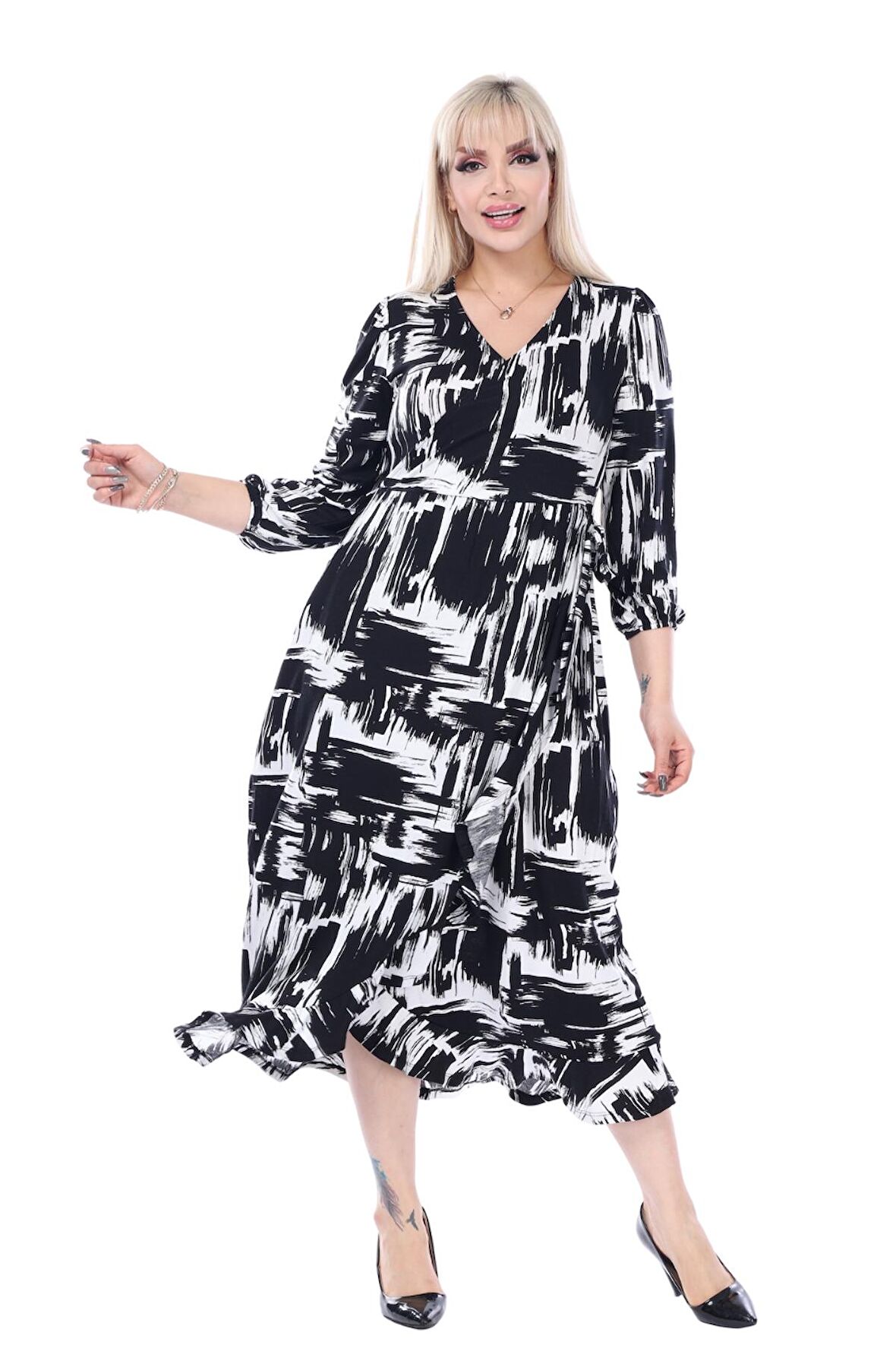 Melsay Butik Siyah Beyaz Kruvaze Yaka Fırça Desen Anvelop Midi Elbise