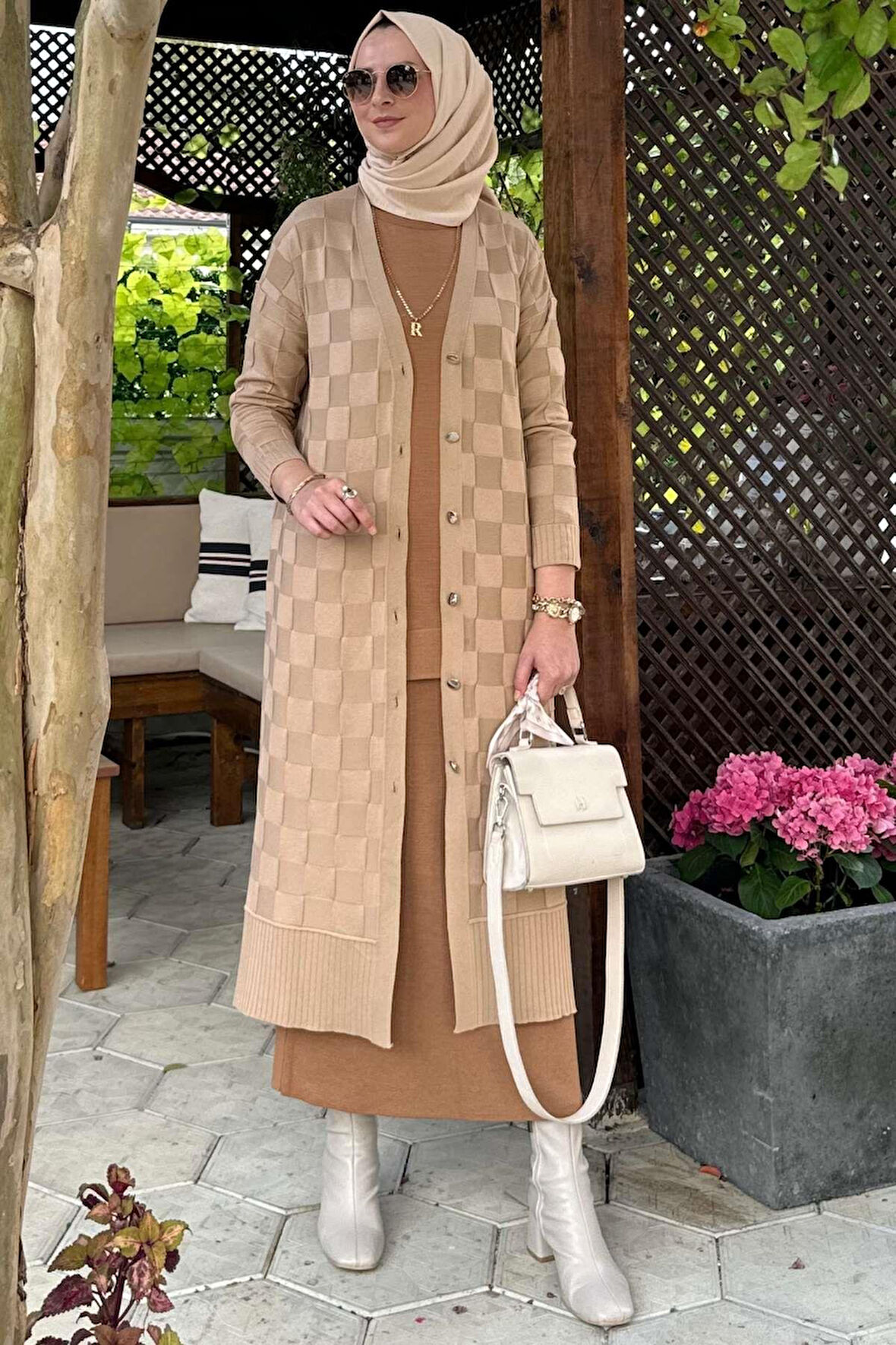 Dama Desenli Bej Triko Hırka