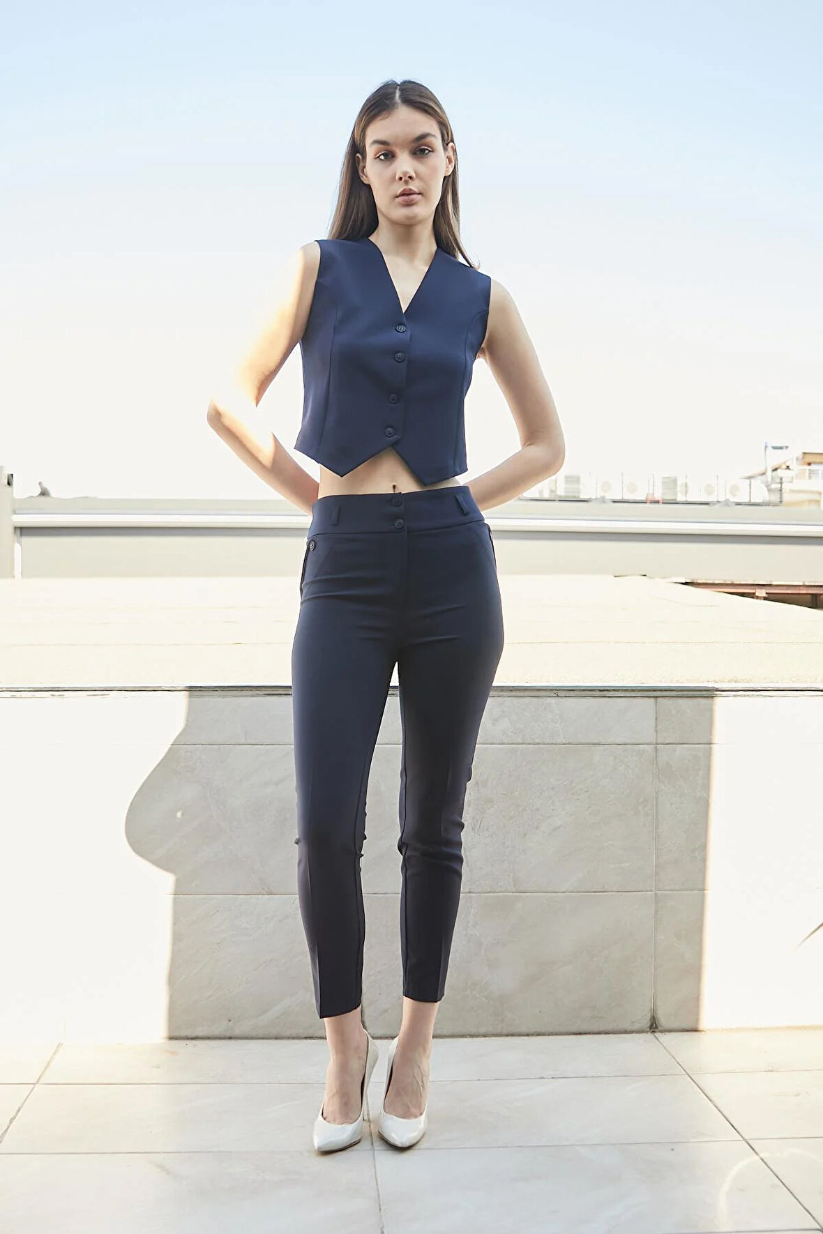 Kalın Kemerli Süs Cepli Bilek Boy Likralı Kumaş Pantolon-Laci