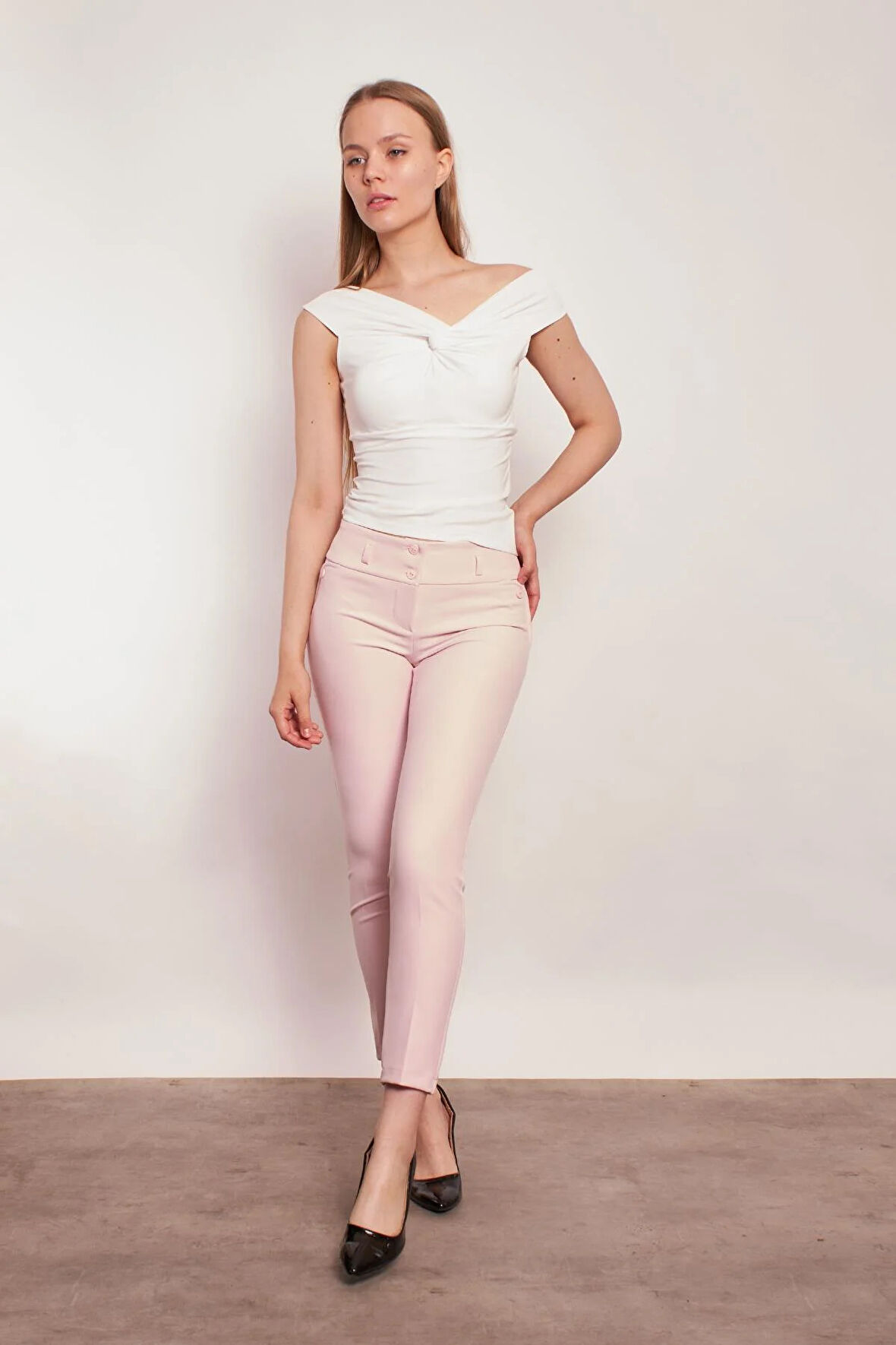 Kalın Kemerli Süs Cepli Bilek Boy Likralı Kumaş Pantolon- Pudra