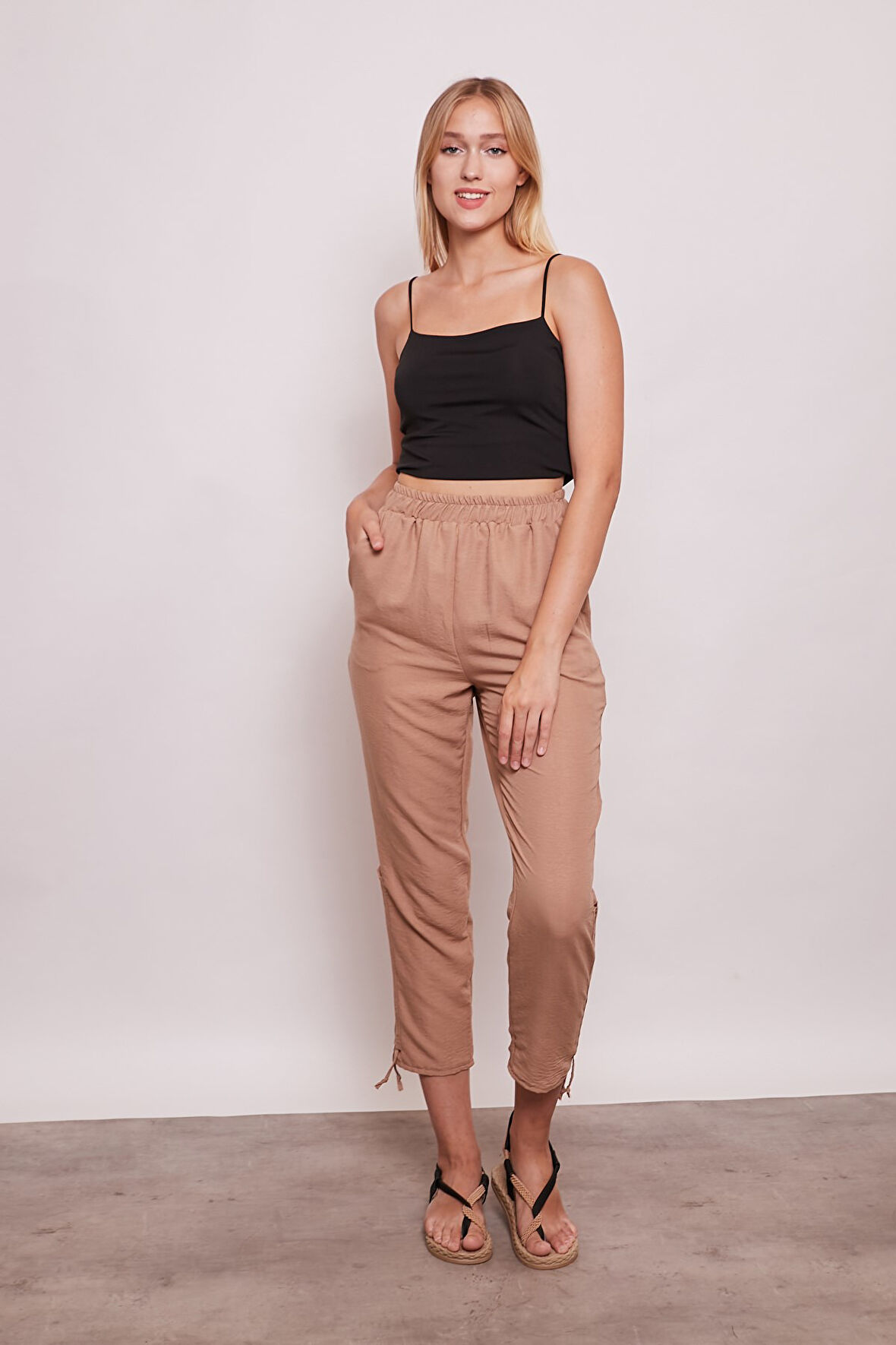 İç Göstermez Viskon Poplin Beli Lastikli Cepli Paçası Büzgülü Rahat Pantolon -Camel