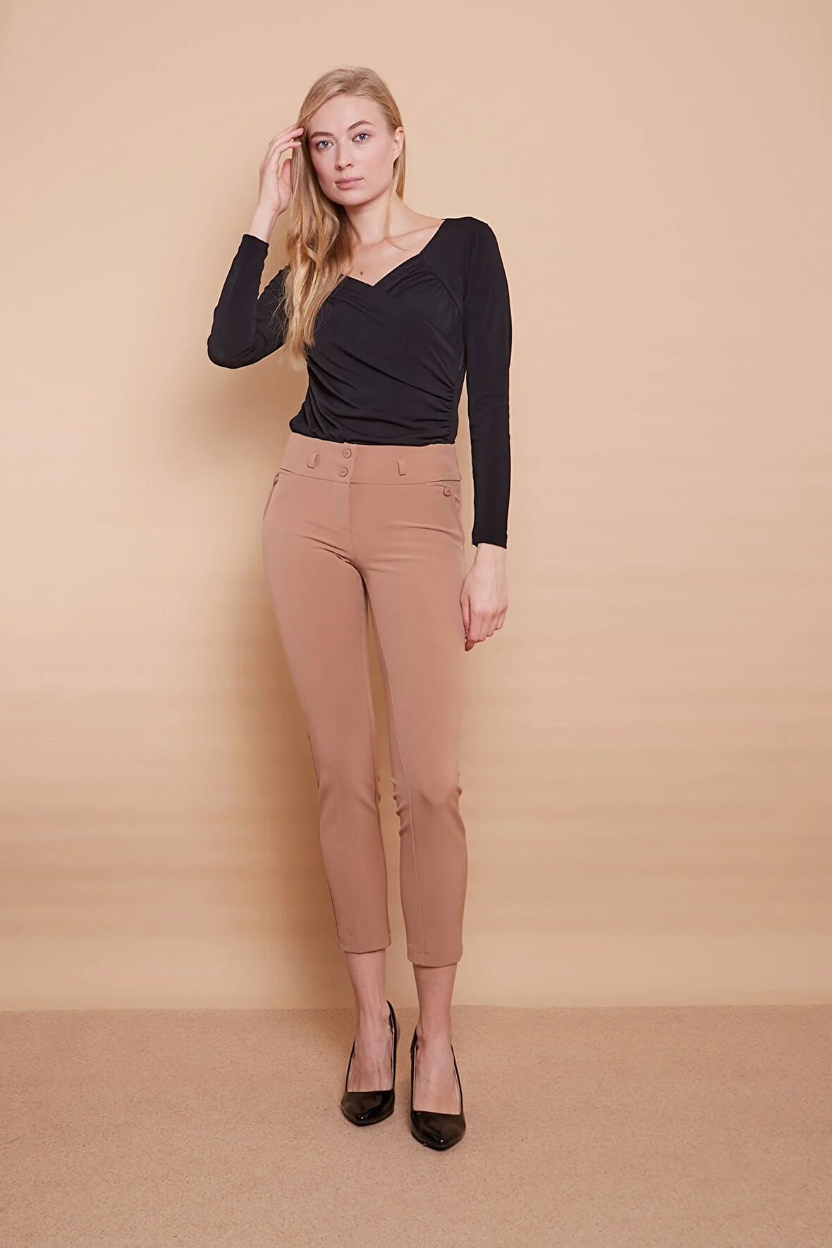 Kalın Kemerli Süs Cepli Bilek Boy Likralı Kumaş Pantolon-Camel