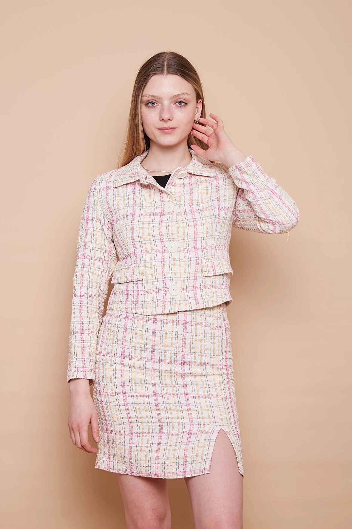Önü Düğmeli Cep Kapaklı Tüvit Blazer Kısa Ceket-Krem Ekose
