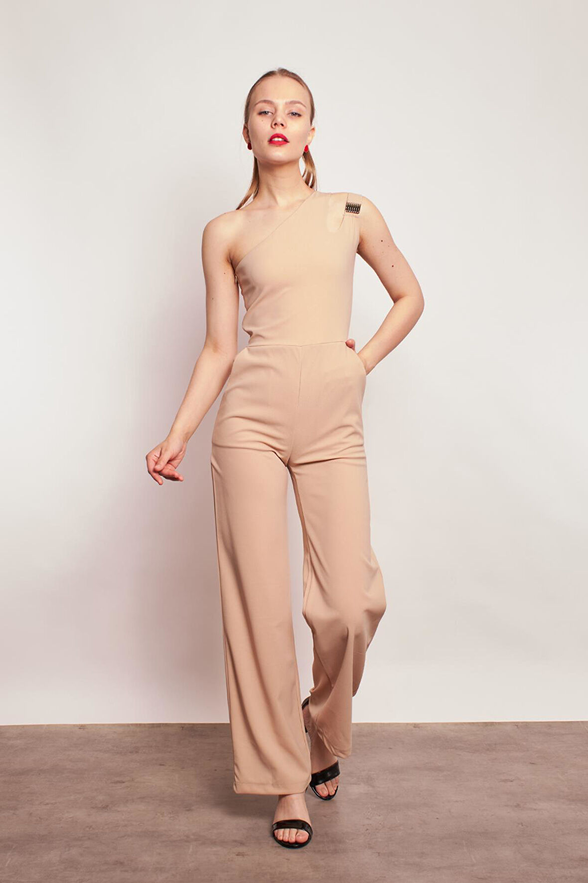 Likralı Krep Kumaş Tek Omuz Aksesuarlı Yan Cepli Bol Paça Abiye Nişan Ofis Tulum-Bej