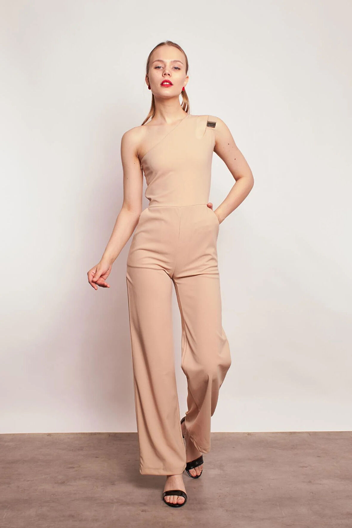 Likralı Krep Kumaş Tek Omuz Aksesuarlı Yan Cepli Bol Paça Abiye Nişan Ofis Tulum-Bej