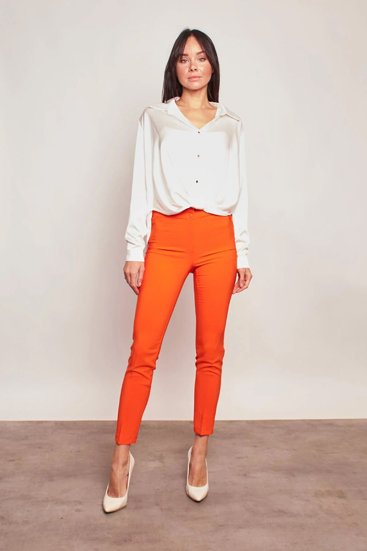 Likrasız Saten Kumaş Yakalı Önü Pileli Uzun Kol Gömlek-Krem