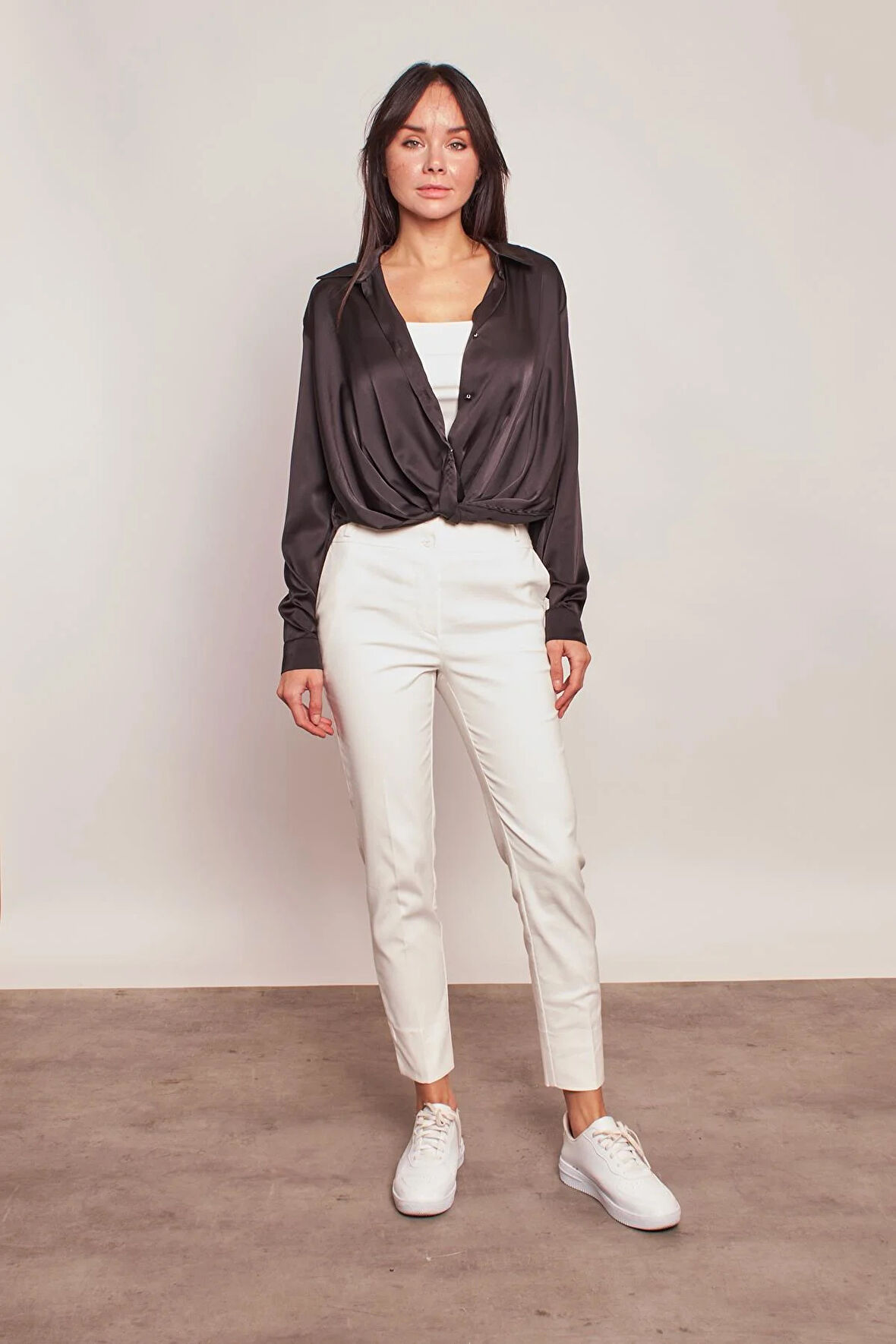 Likrasız Saten Kumaş Yakalı Önü Pileli Uzun Kol Gömlek-Siyah