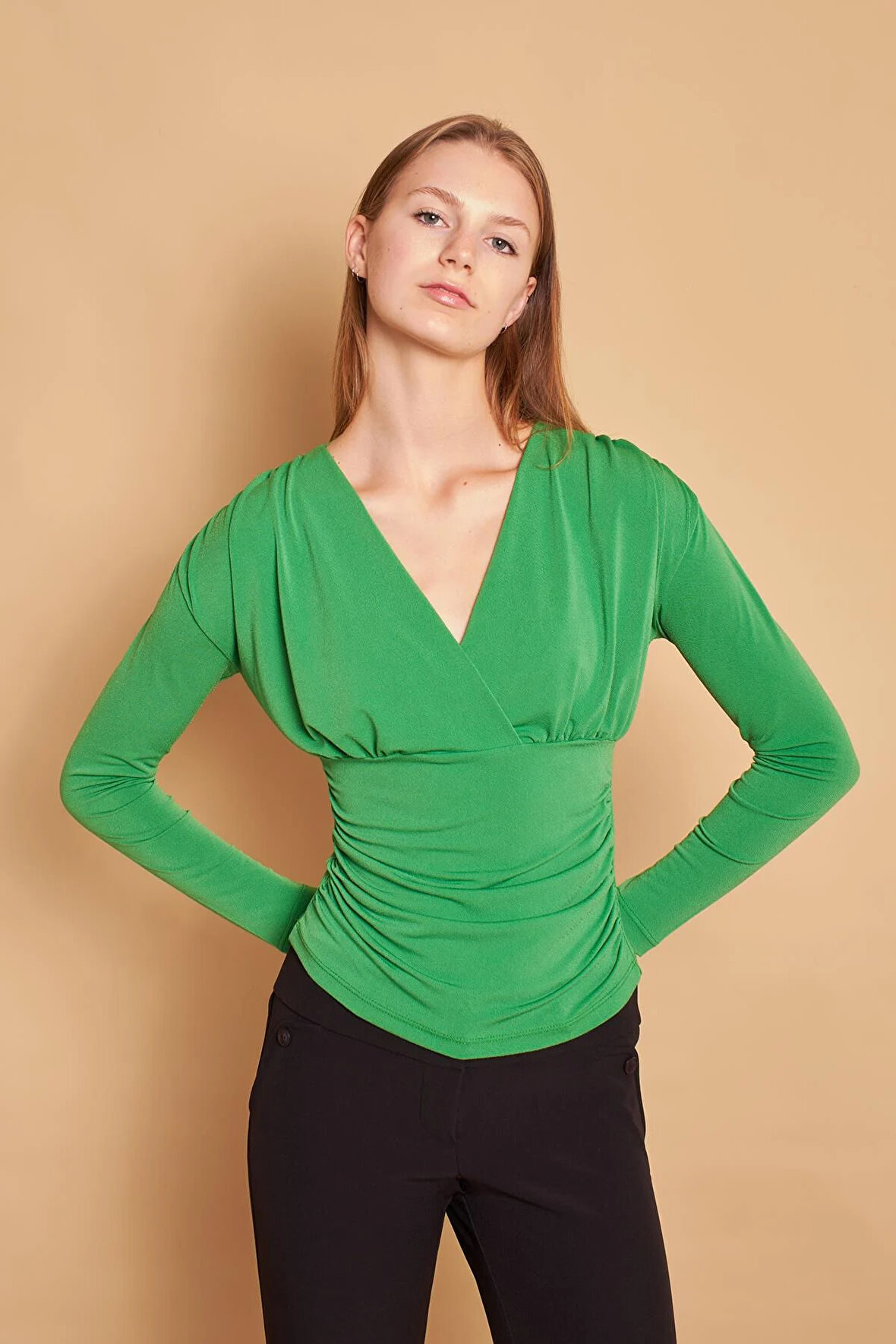 Likralı Krep Kumaş Anvelop Kruvaze Önü Omuzu Büzgülü Uzun Kol Body Bluz-B.Yeşil