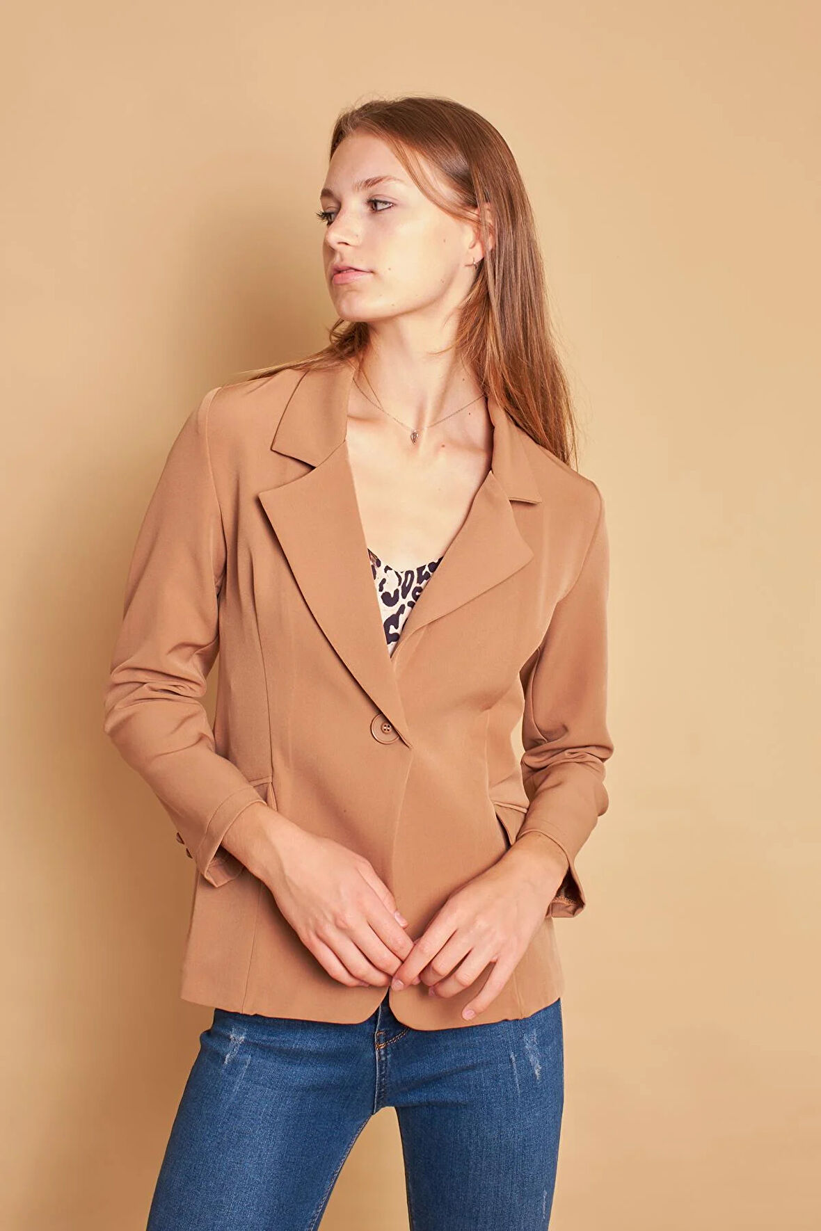 Yakalı Cep Kapaklı Uzun Kol Hafif Likralı Kumaş Ofis Blazer Ceket-Camel