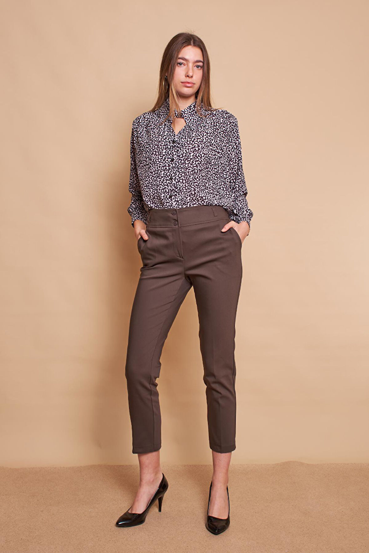 Desenli Önü V Yakalı Omuzları Pileli Uzun Kol Likrasız Şık Kumaş Gömlek-Bej Desen